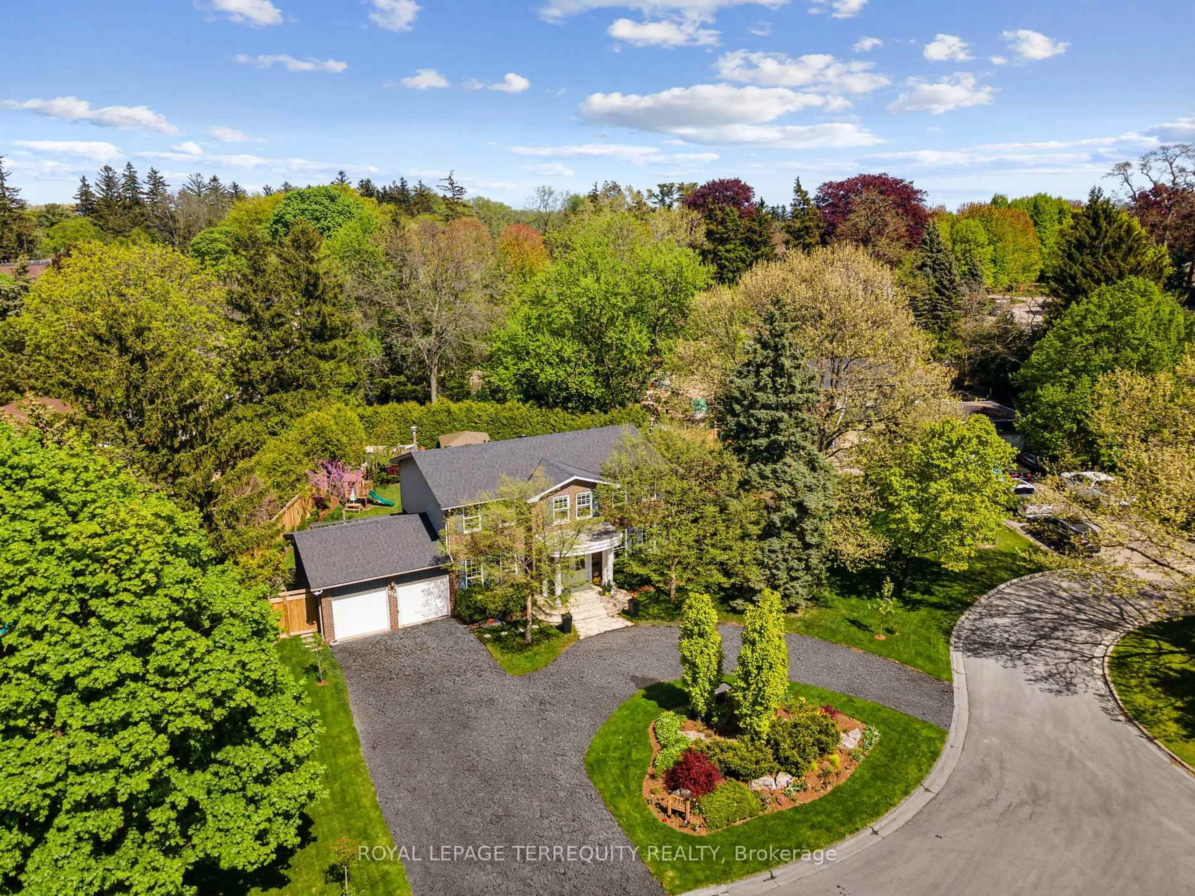 A pic from outside/outdoor area/front of a property/back of a property/a pic from drone, street for 219 Valleyview Crt, Oakville Ontario L6L 5H9
