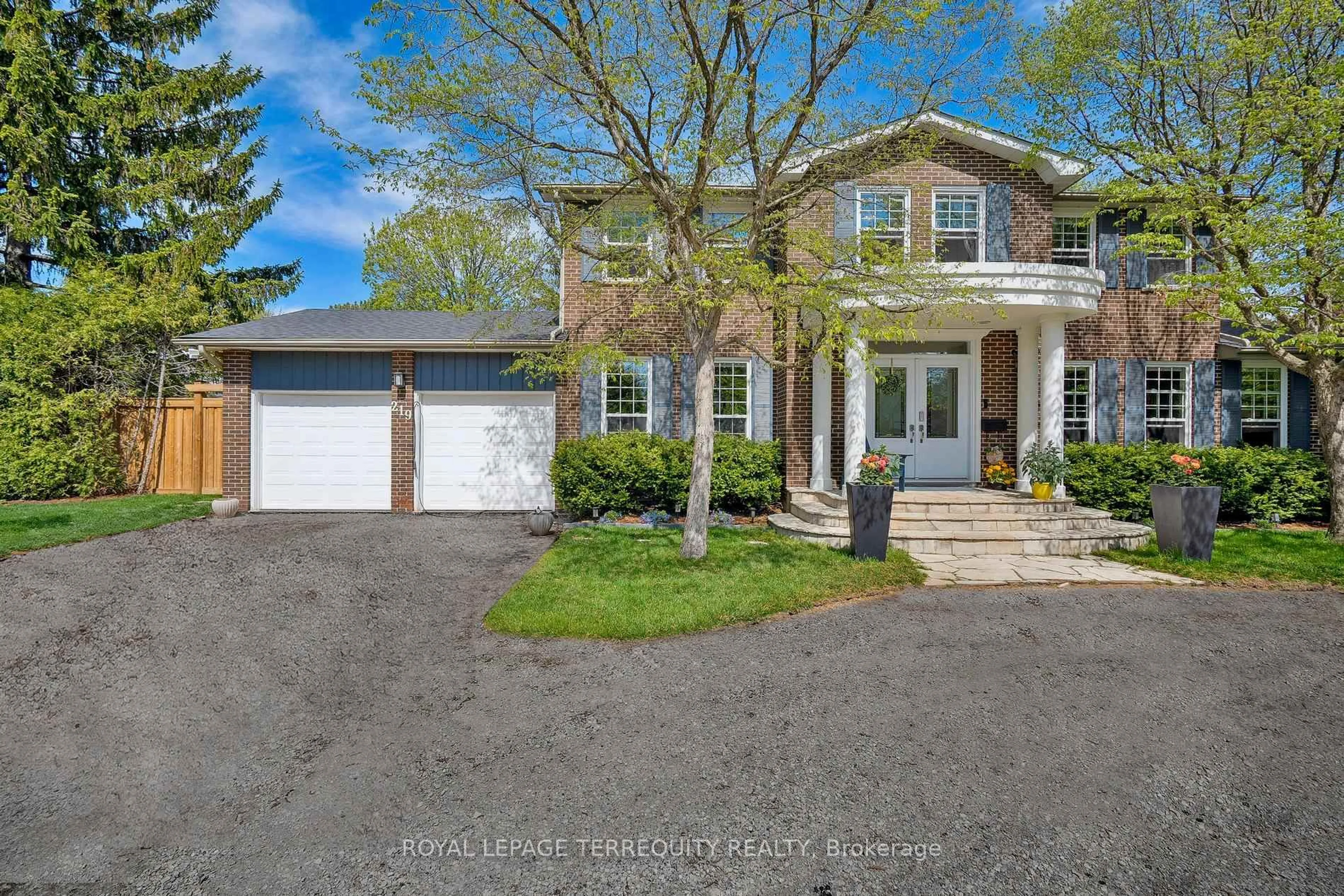 A pic from outside/outdoor area/front of a property/back of a property/a pic from drone, street for 219 Valleyview Crt, Oakville Ontario L6L 5H9