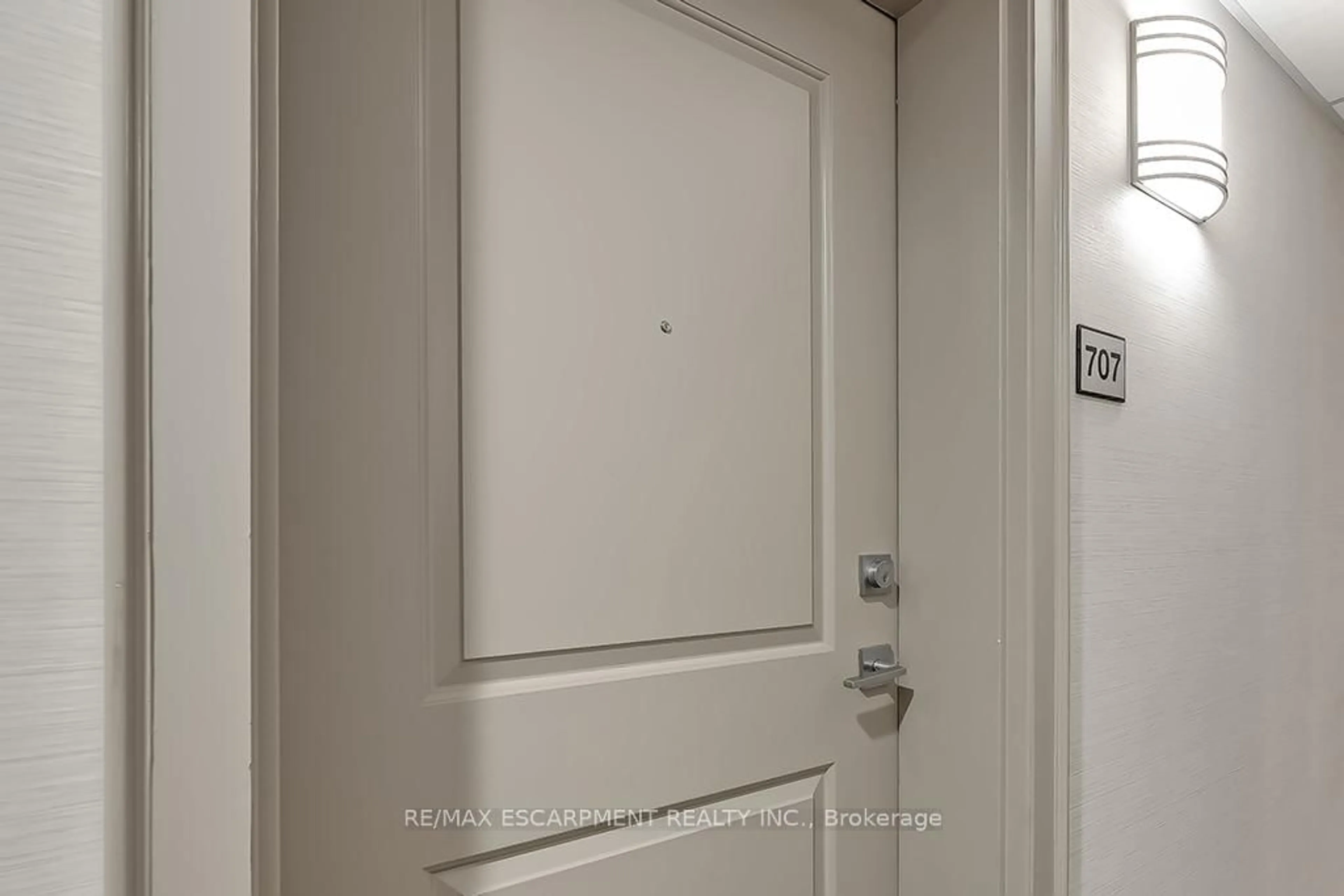 Indoor entryway for 2486 Old Bronte Rd #707, Oakville Ontario L6M 4J2