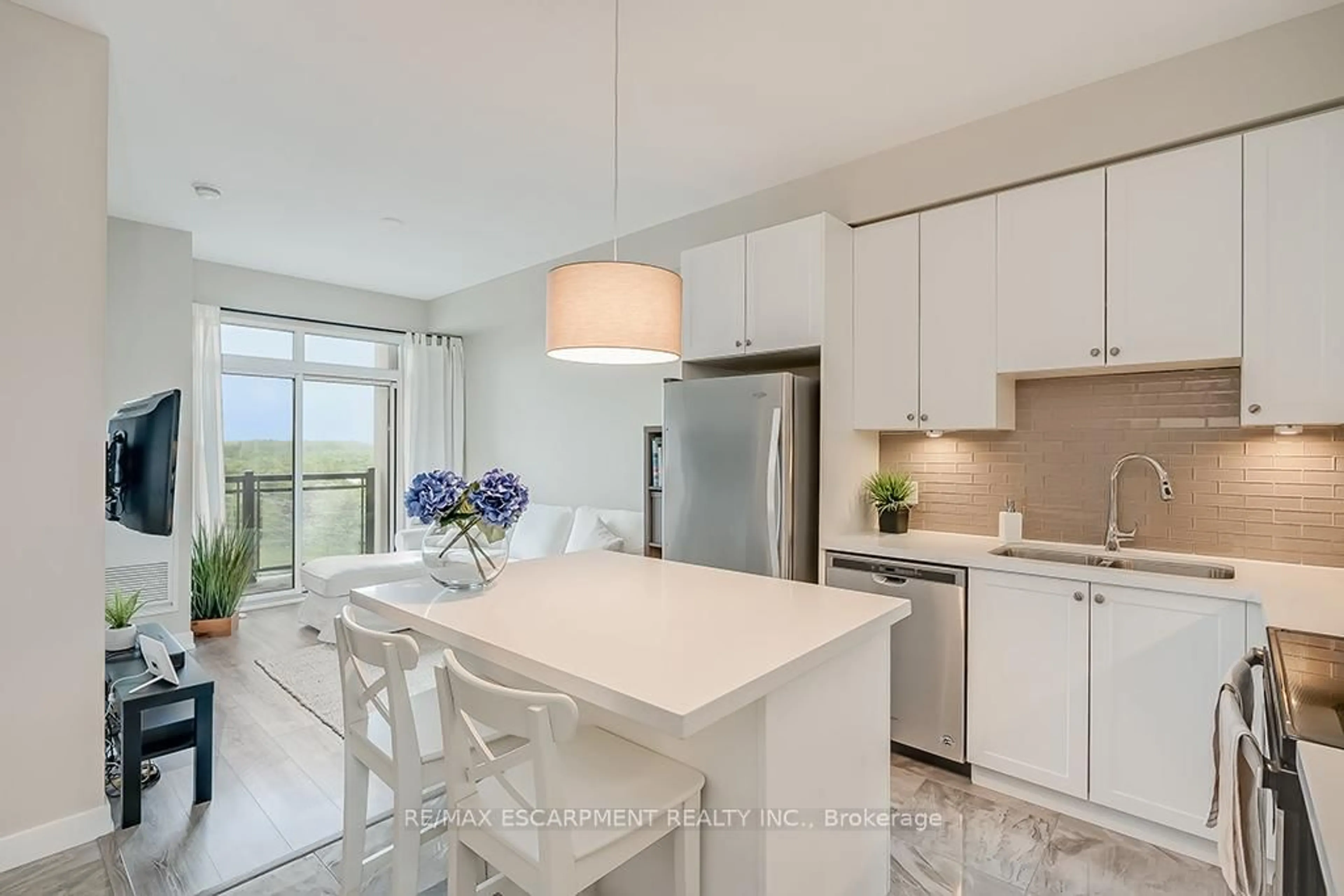 Open concept kitchen, ceramic/tile floor for 2486 Old Bronte Rd #707, Oakville Ontario L6M 4J2
