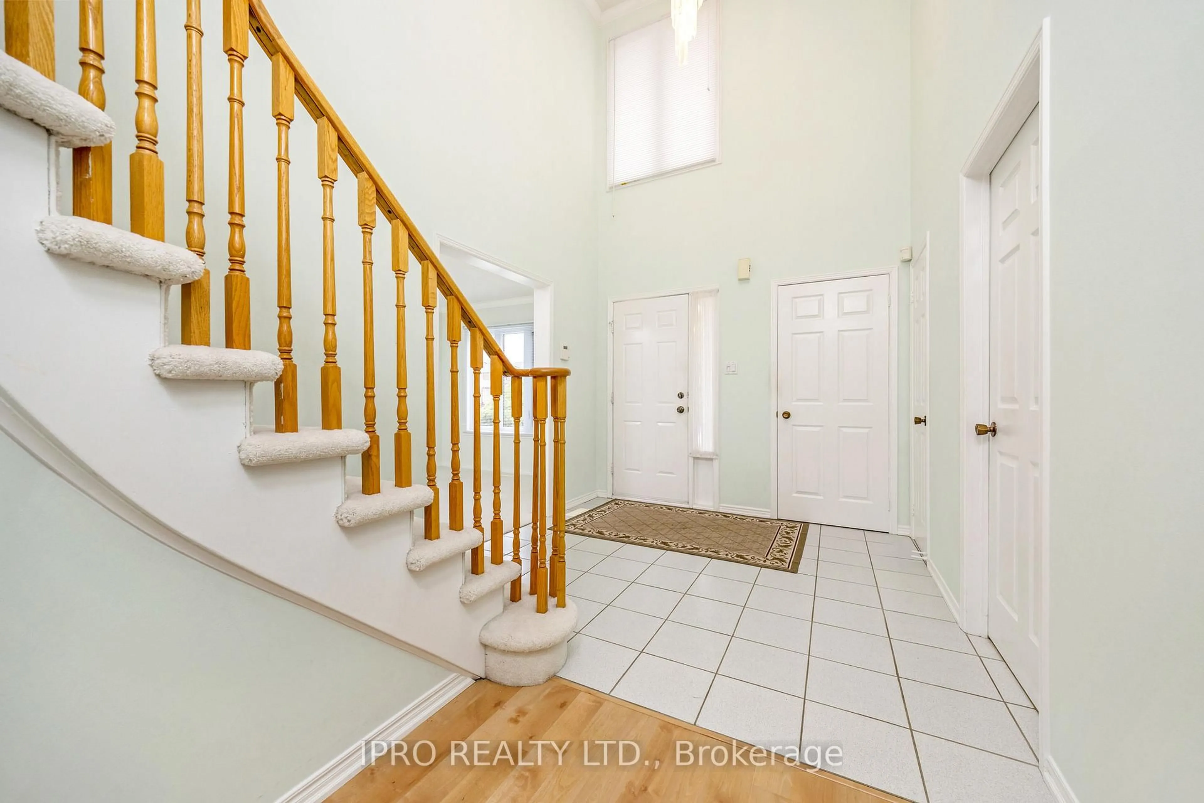 Indoor entryway for 72 Webster Way, Halton Hills Ontario L7G 5J5