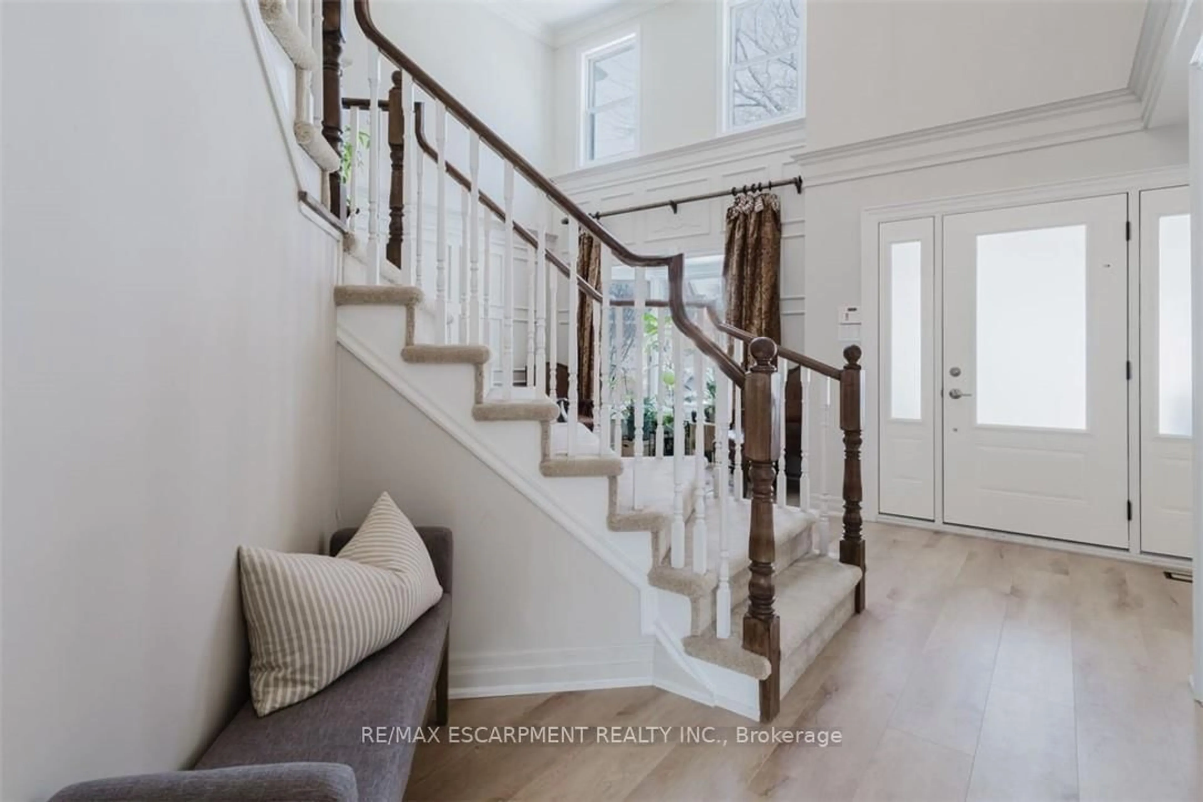 Indoor entryway for 954 Wintergreen Pl, Burlington Ontario L7T 4K4