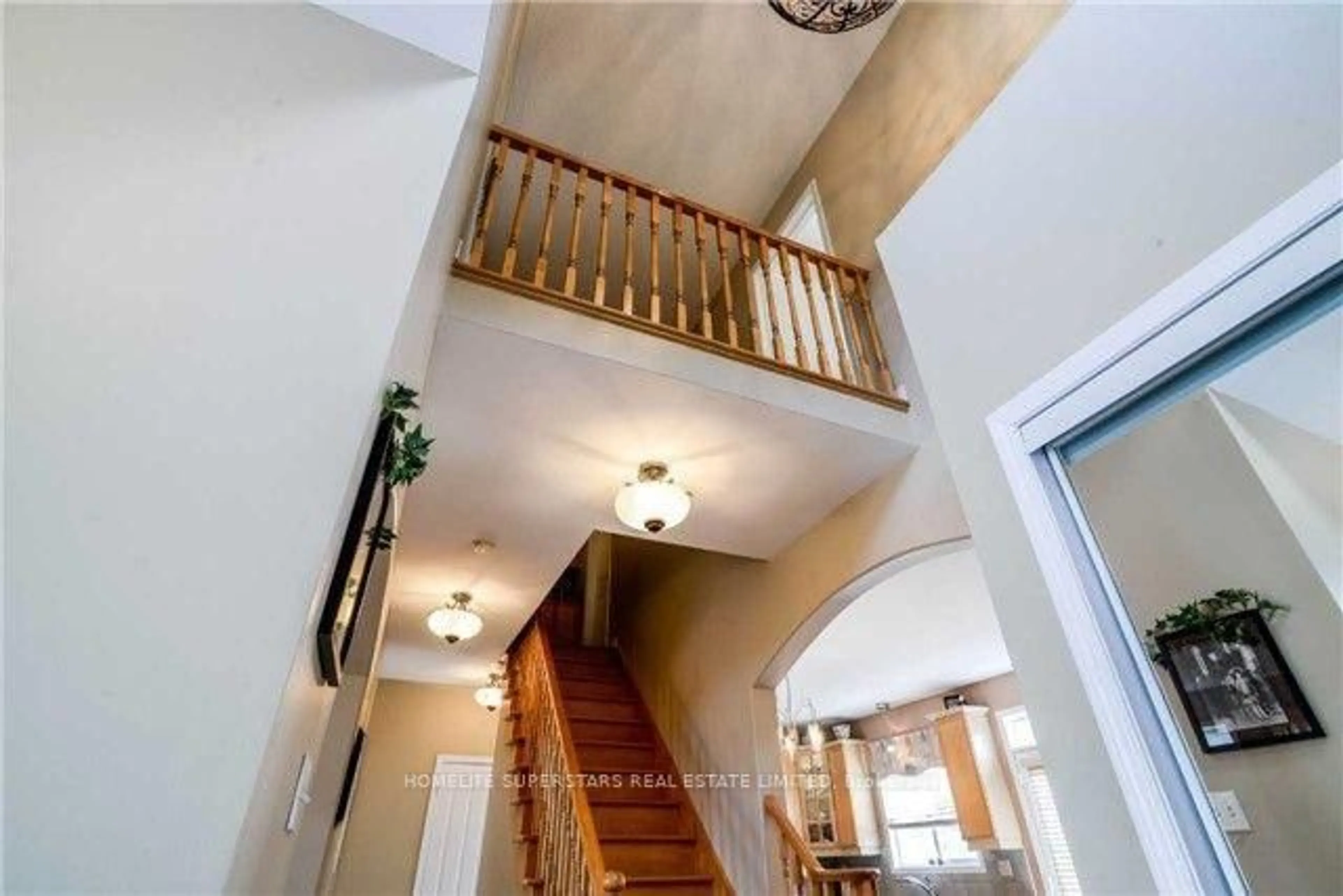 Indoor foyer for 3836 Baycroft Dr, Mississauga Ontario L5N 8J5