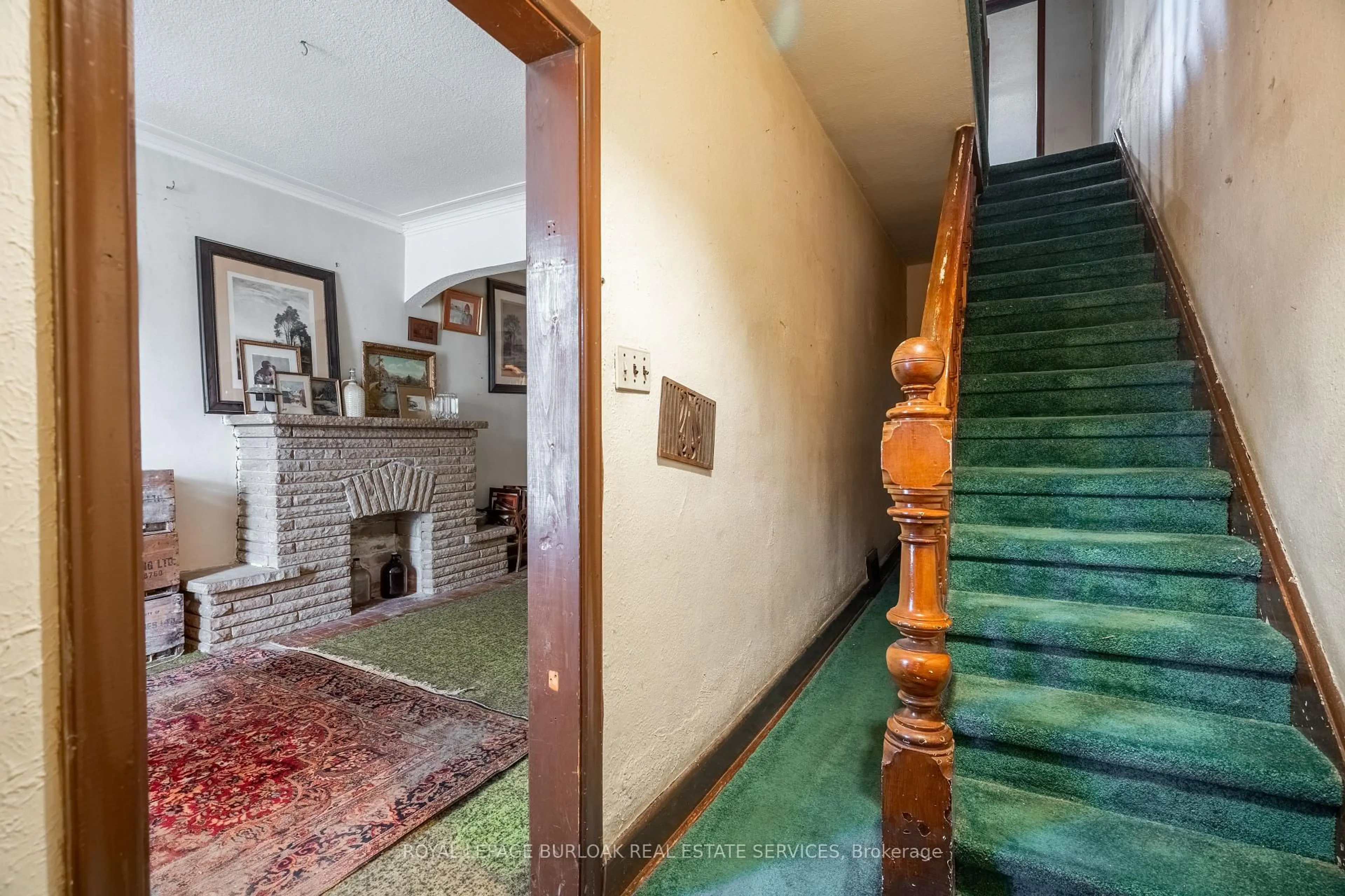 Indoor foyer for 18 Scarlett Rd, Toronto Ontario M6N 4K1