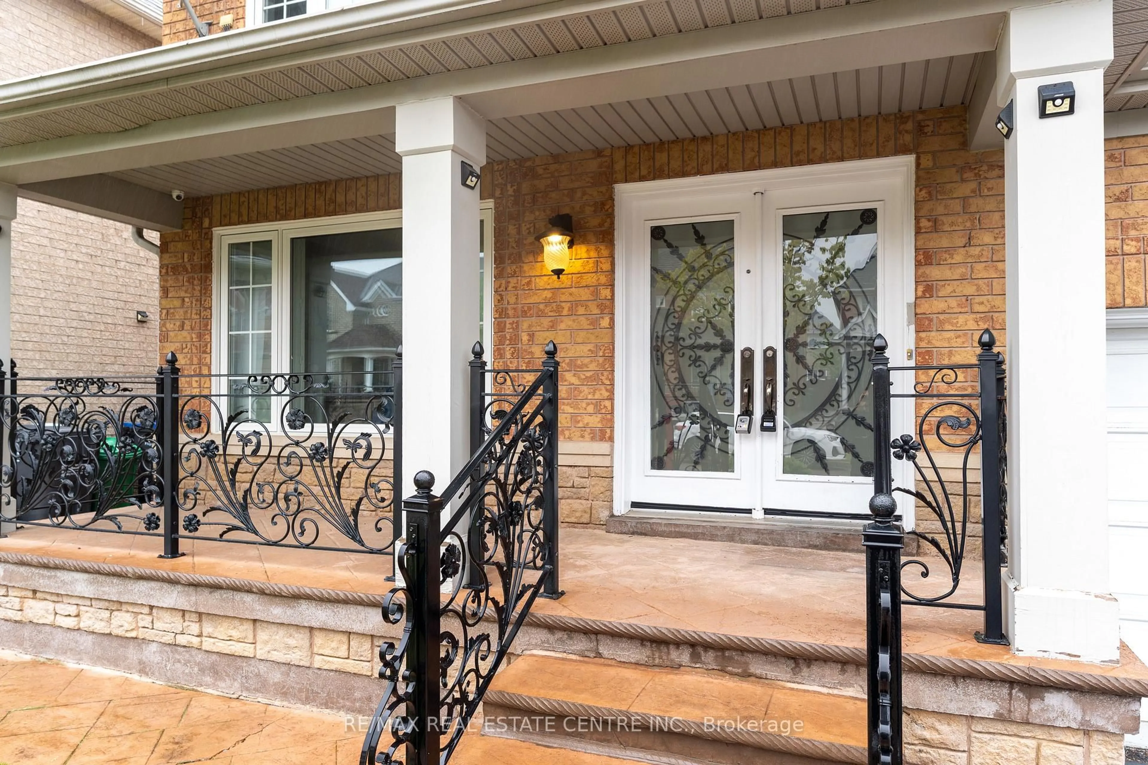 Indoor entryway for 11 Briardale Rd, Brampton Ontario L7A 1S6