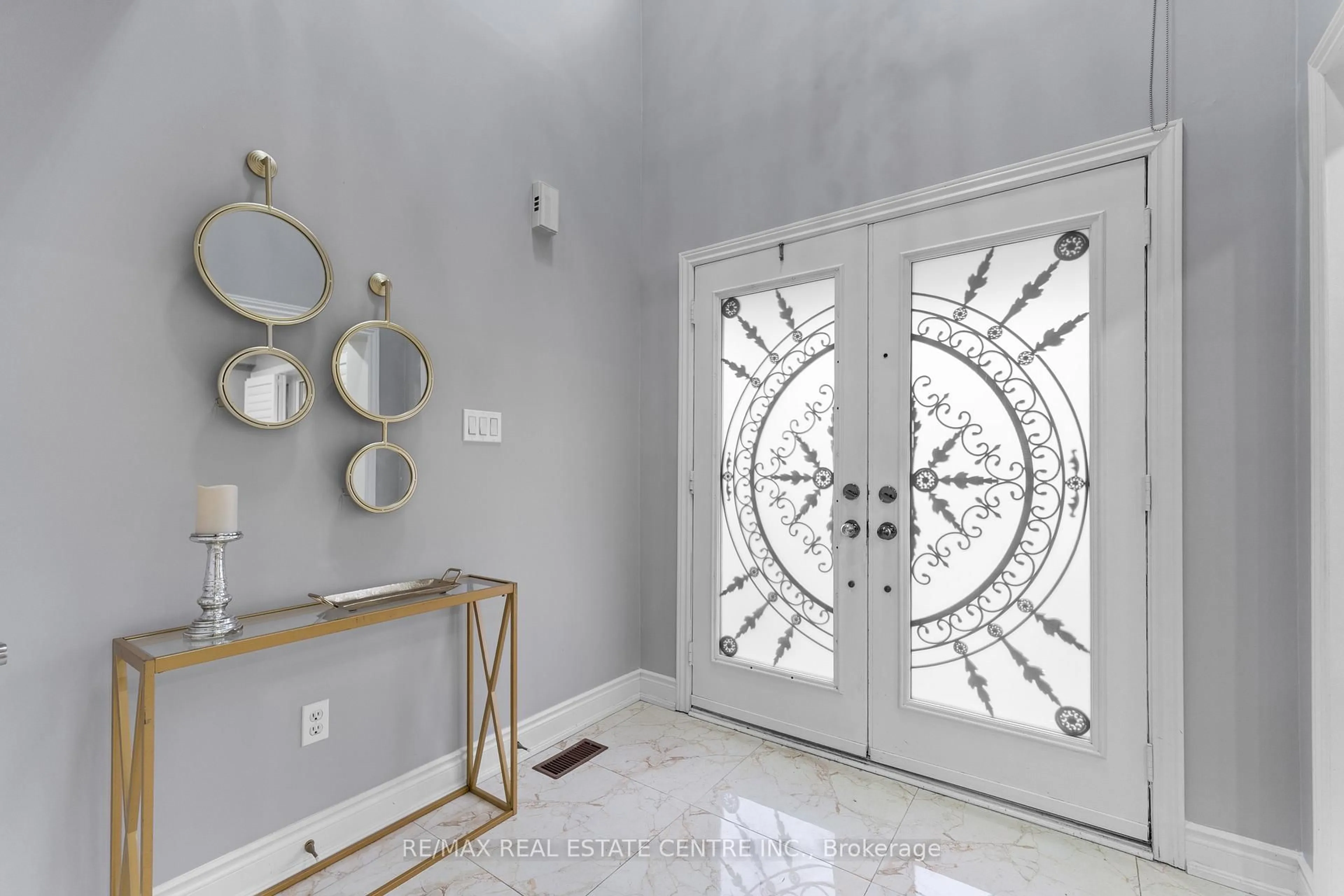 Indoor entryway for 11 Briardale Rd, Brampton Ontario L7A 1S6