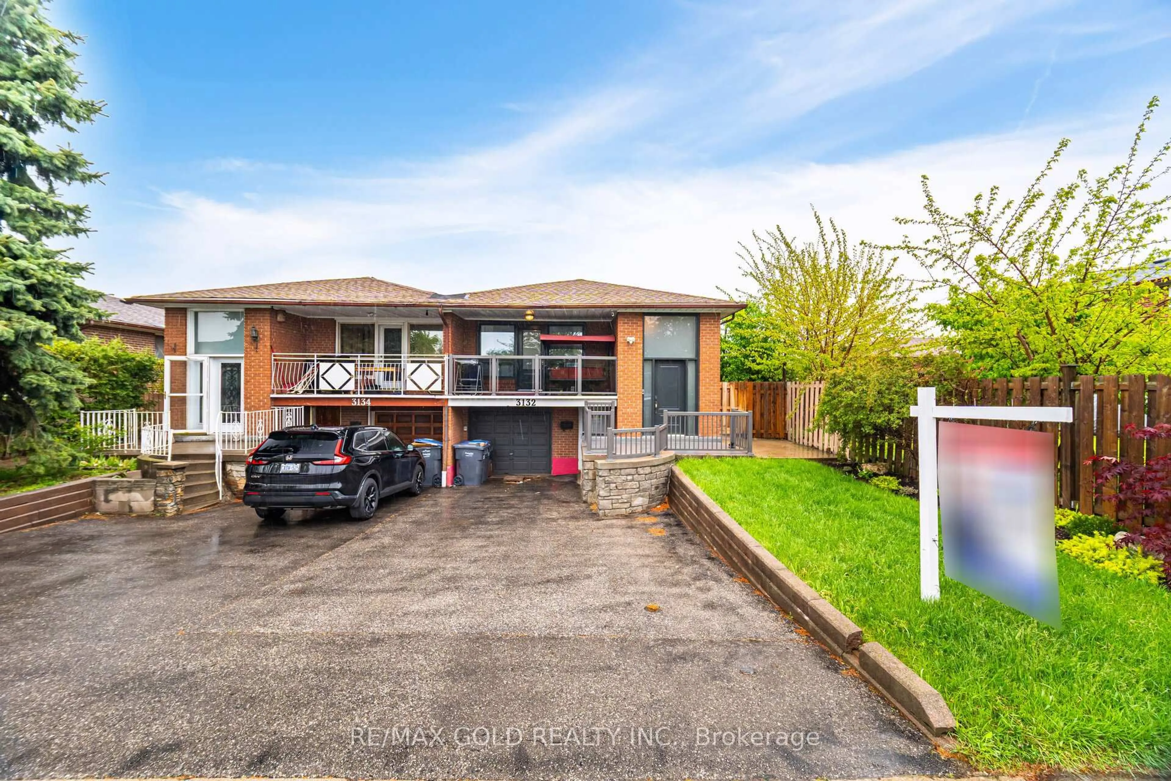 A pic from outside/outdoor area/front of a property/back of a property/a pic from drone, street for 3132 Morning Star Dr, Mississauga Ontario L4T 1X4