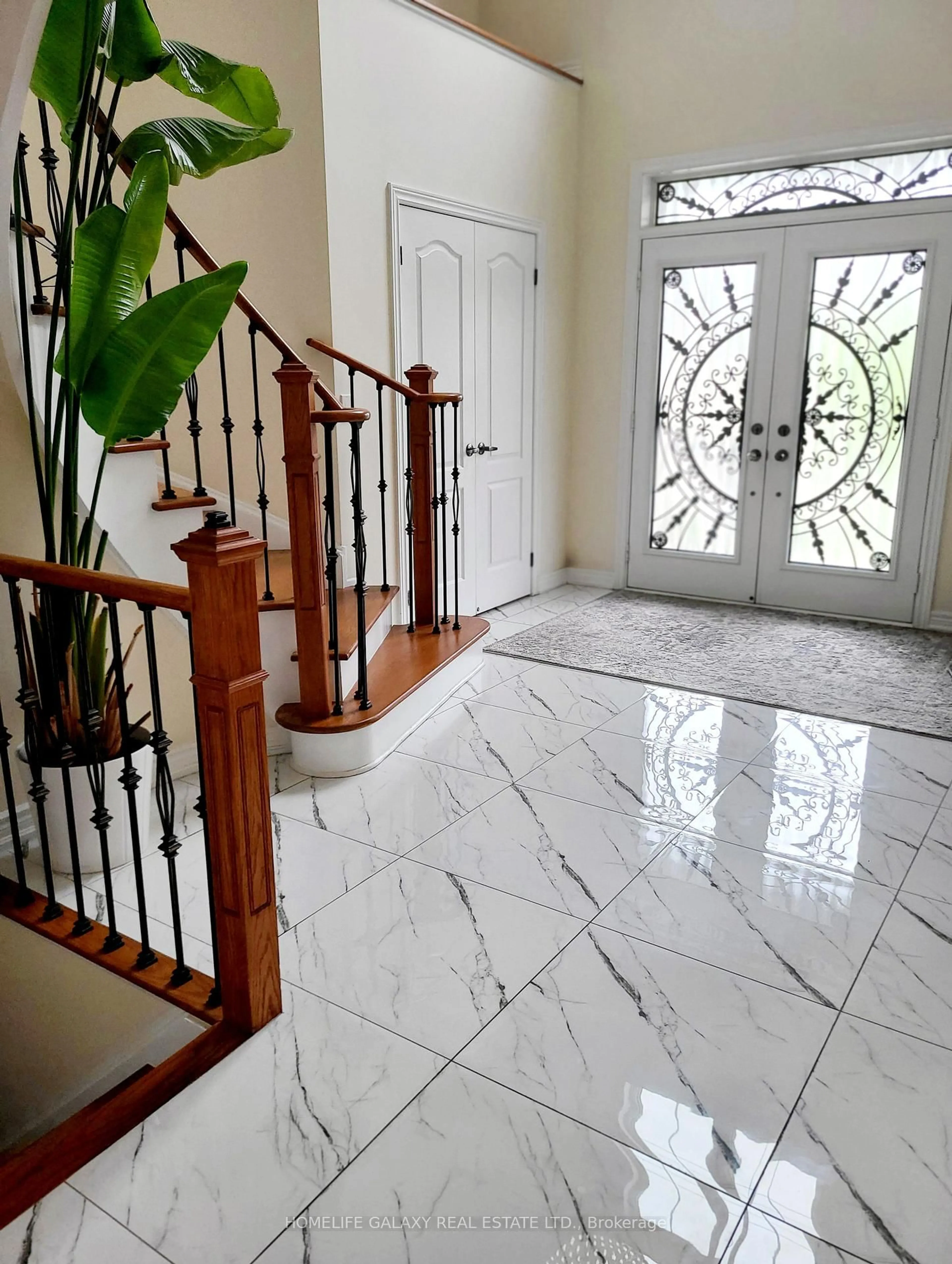 Indoor foyer for 42 Interlacken Dr, Brampton Ontario L6X 0W5