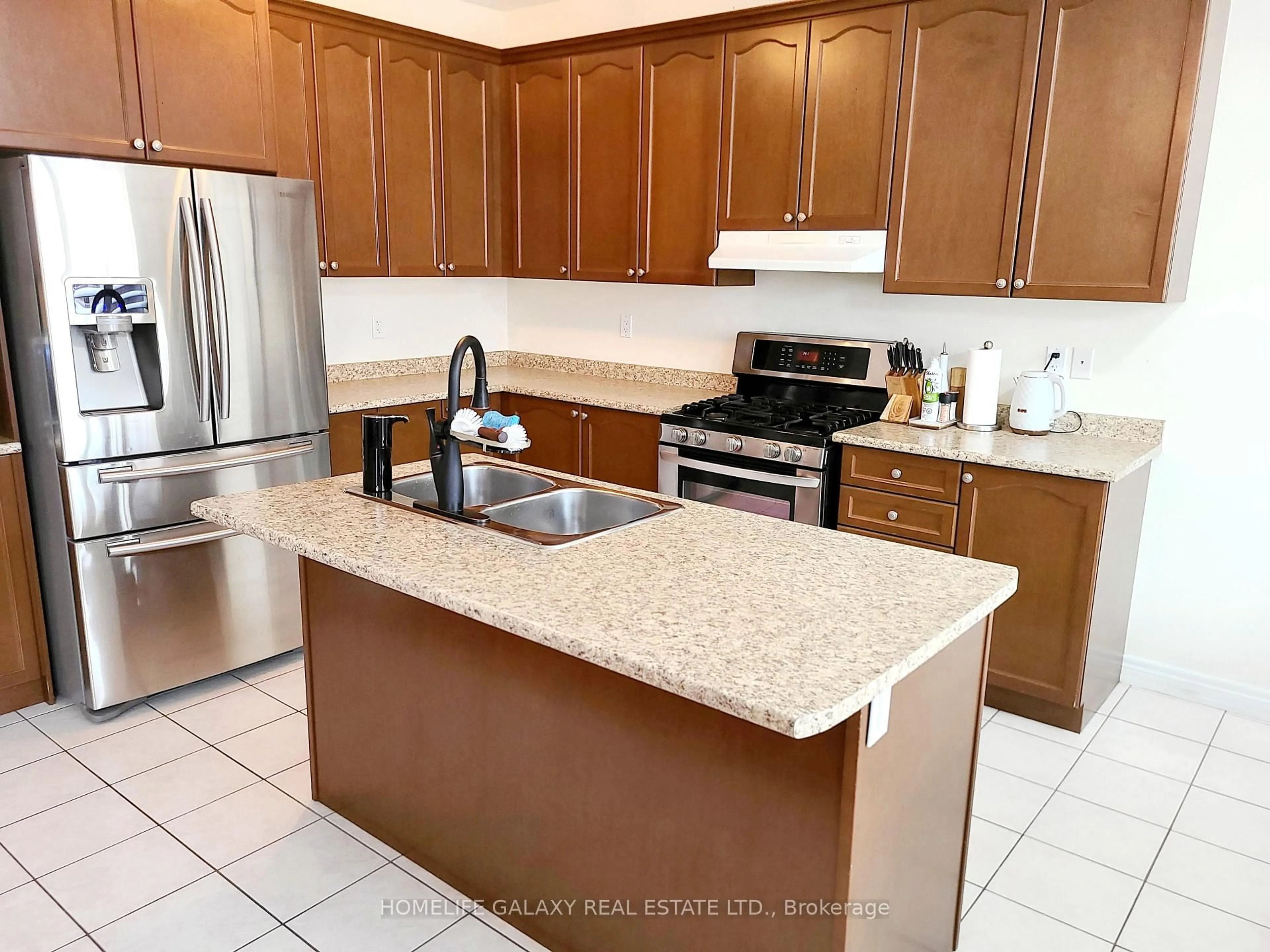Open concept kitchen, ceramic/tile floor for 42 Interlacken Dr, Brampton Ontario L6X 0W5