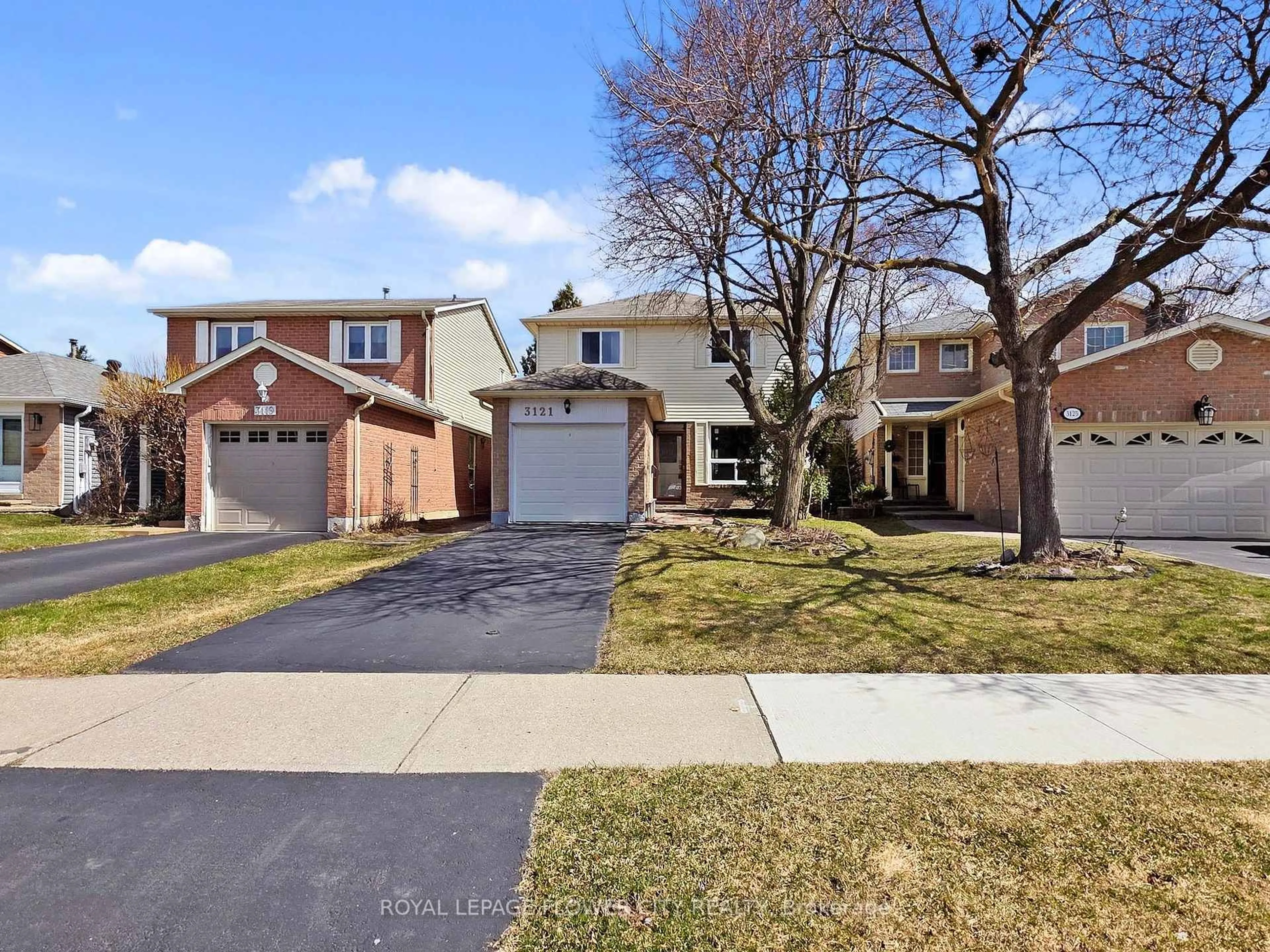 A pic from outside/outdoor area/front of a property/back of a property/a pic from drone, street for 3121 Keynes Cres, Mississauga Ontario L5N 2Z9