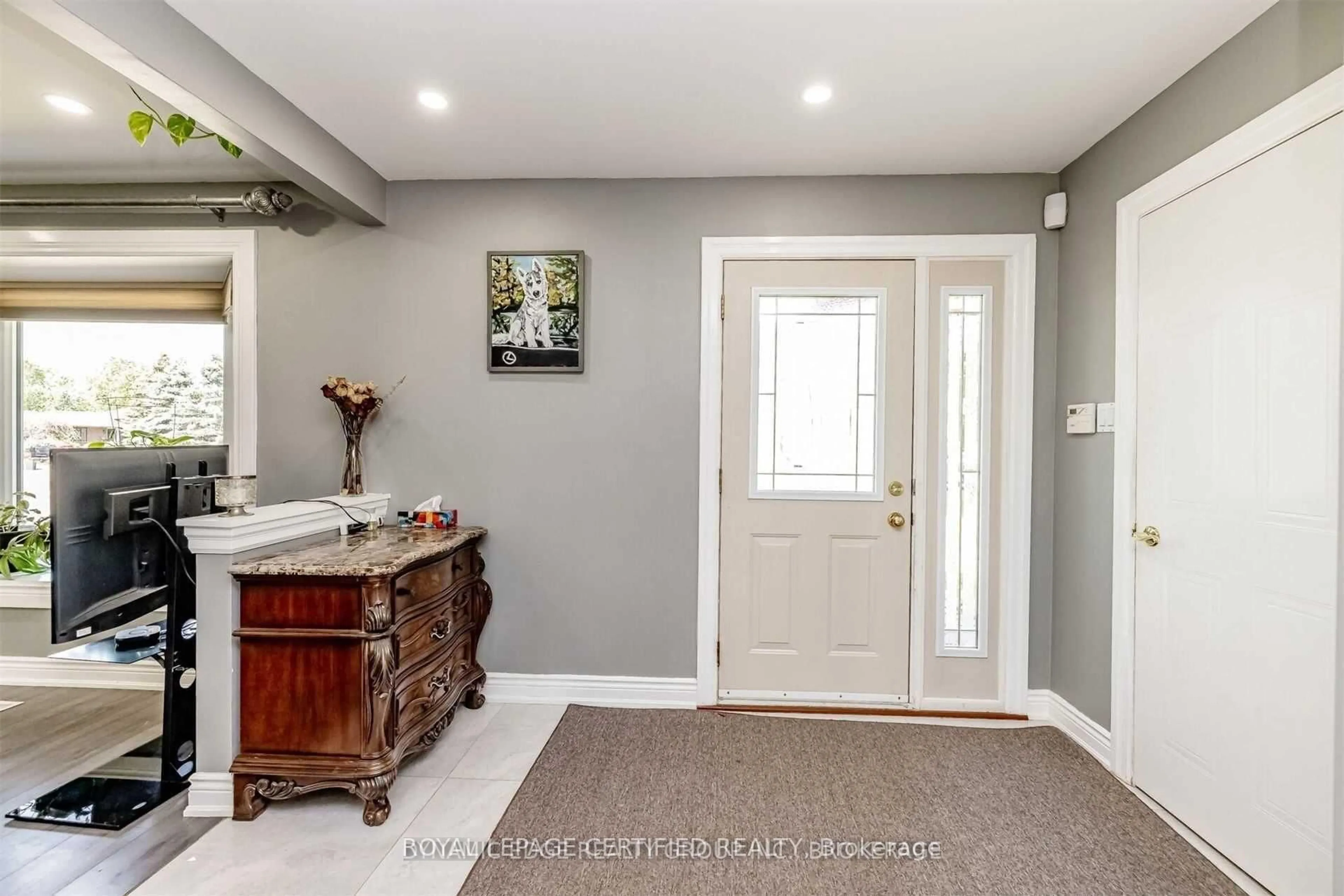Indoor entryway for 3 Blue Horizon Crt, Caledon Ontario L7K 0T9