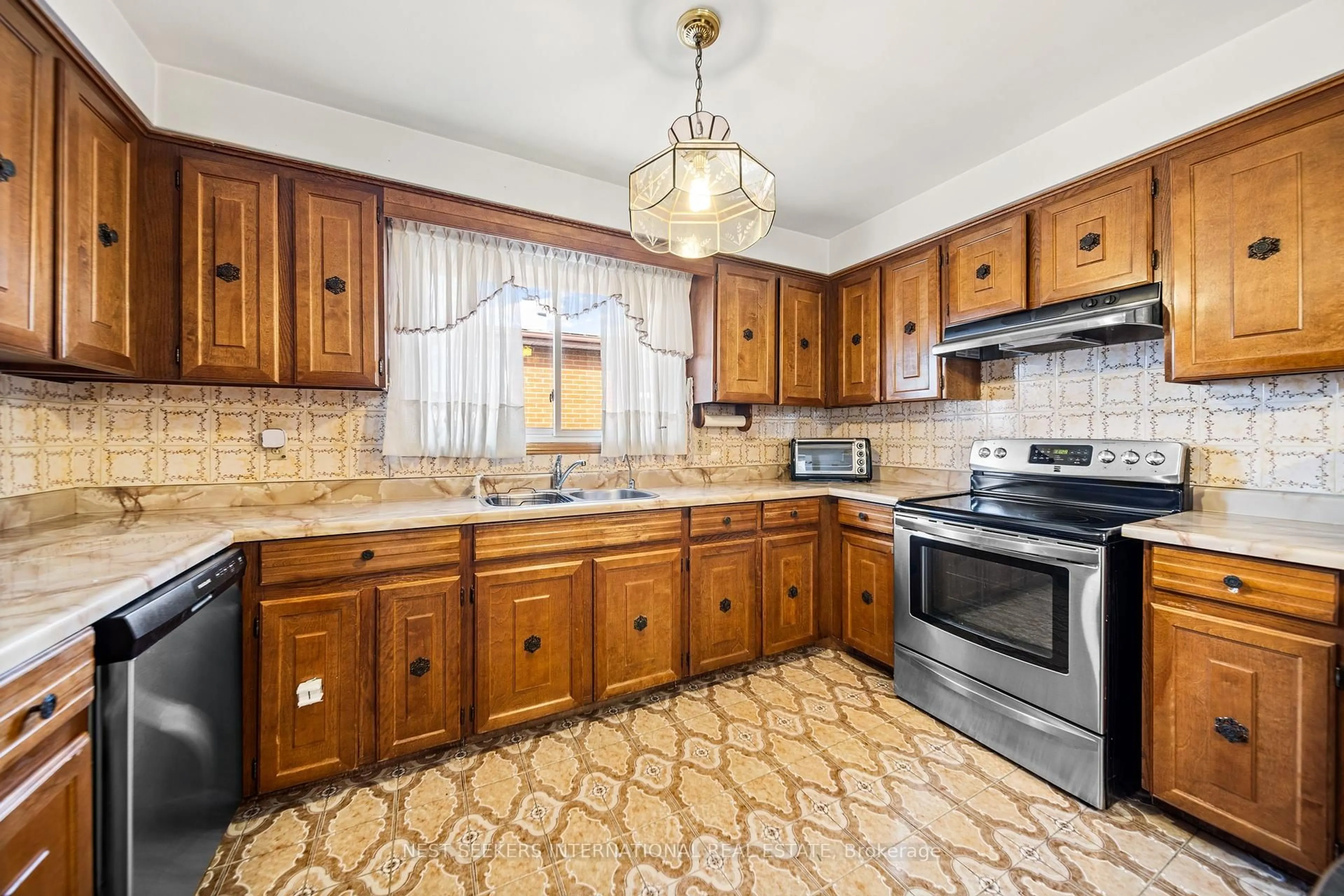 Standard kitchen, ceramic/tile floor for 3882 Midhurst Lane, Mississauga Ontario L4Z 1C7