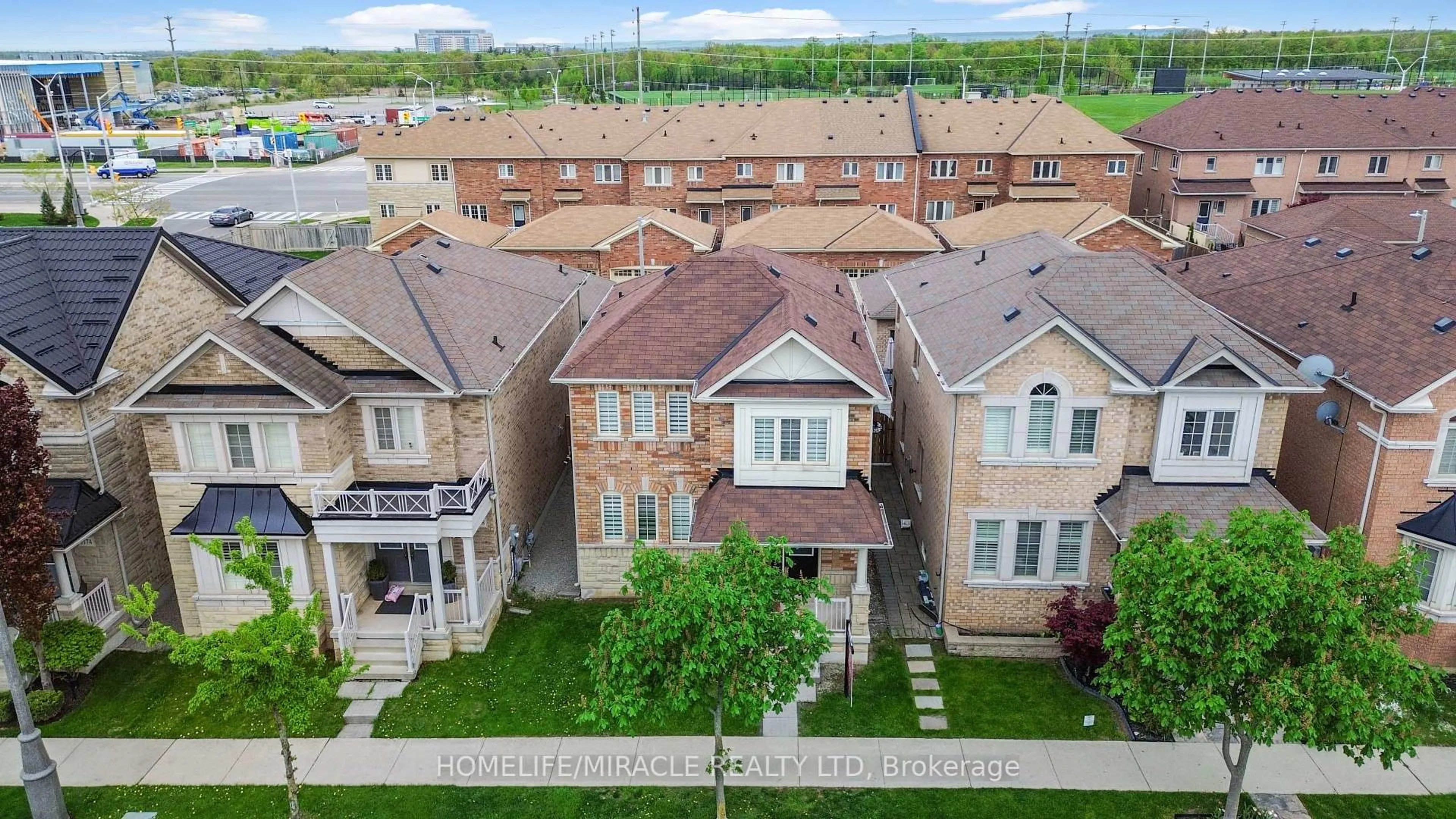 A pic from outside/outdoor area/front of a property/back of a property/a pic from drone, street for 3182 Robert Brown Blvd, Oakville Ontario L6M 0P2