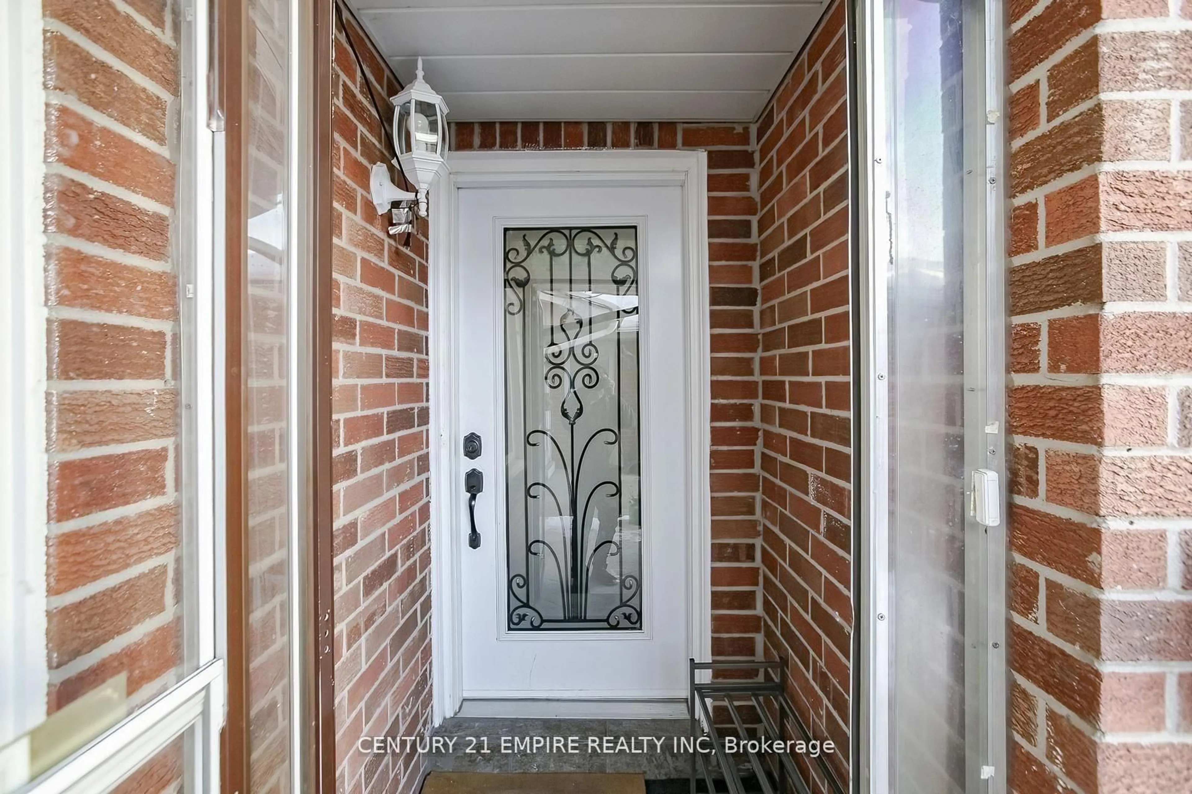 Indoor entryway for 231 Murray St, Brampton Ontario L6X 3M1