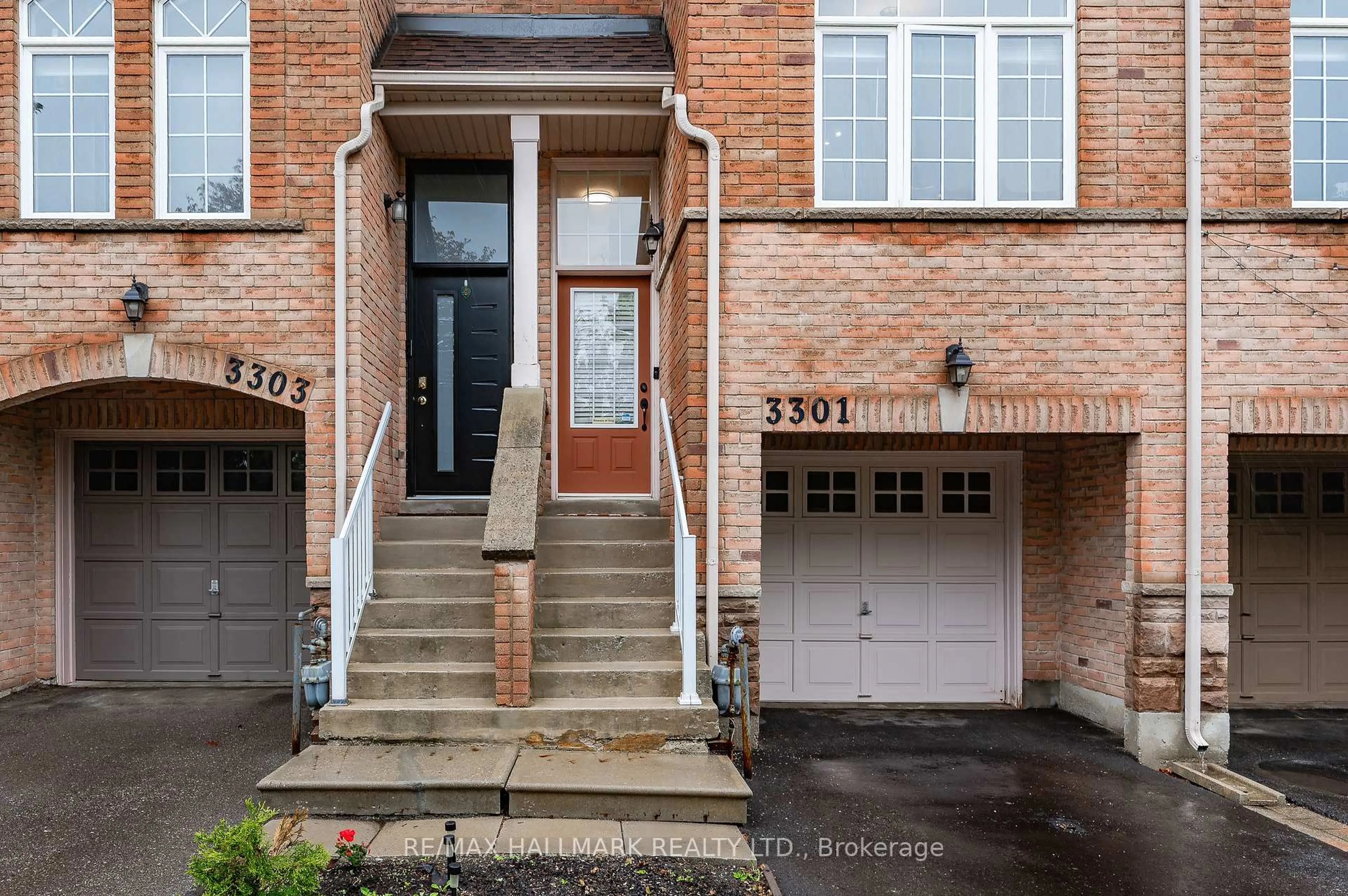 Indoor entryway for 3301 Redpath Circ, Mississauga Ontario L5N 8R3