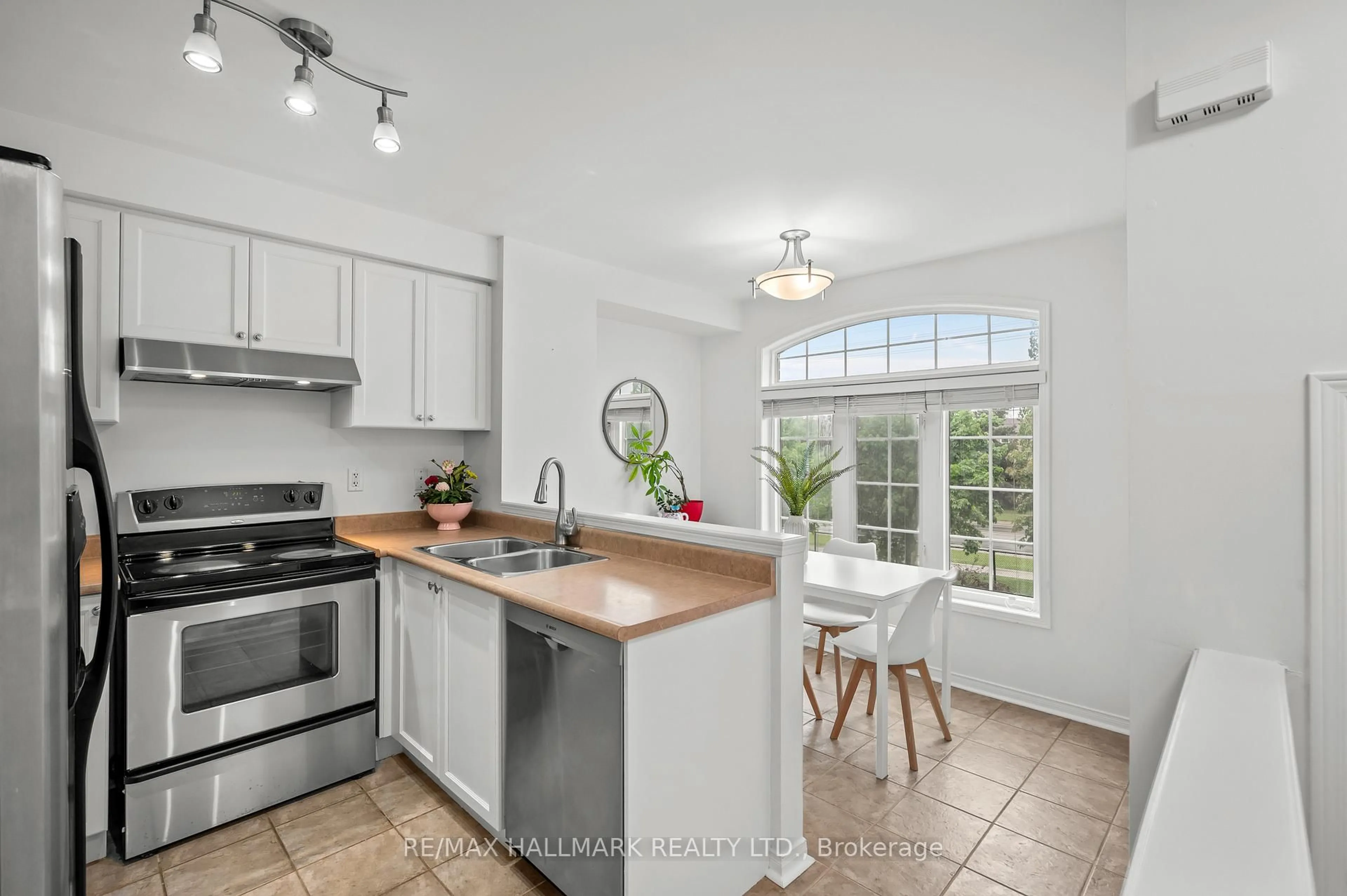 Open concept kitchen, ceramic/tile floor for 3301 Redpath Circ, Mississauga Ontario L5N 8R3