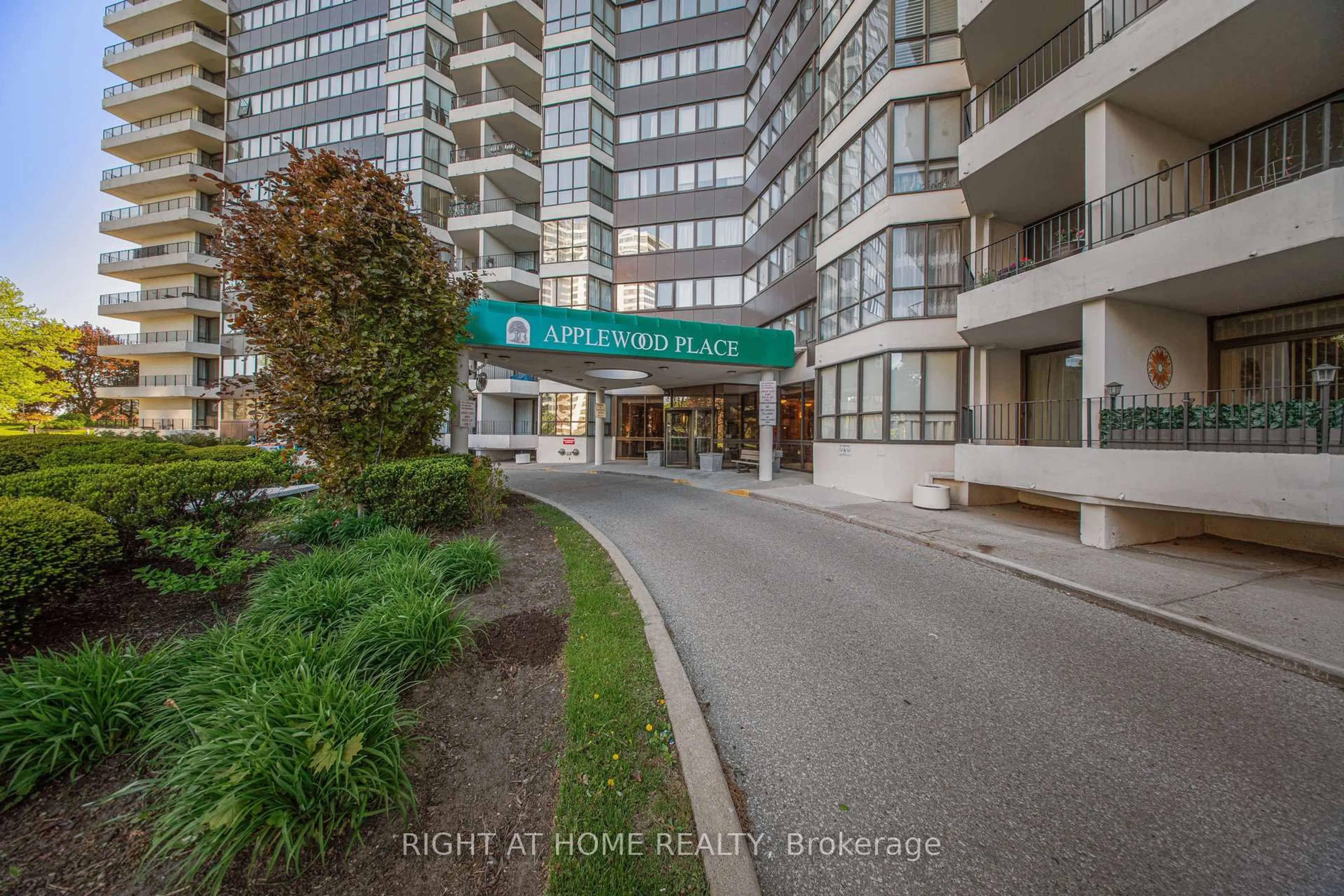 Indoor foyer for 1333 Bloor St #103, Mississauga Ontario L4Y 3T6