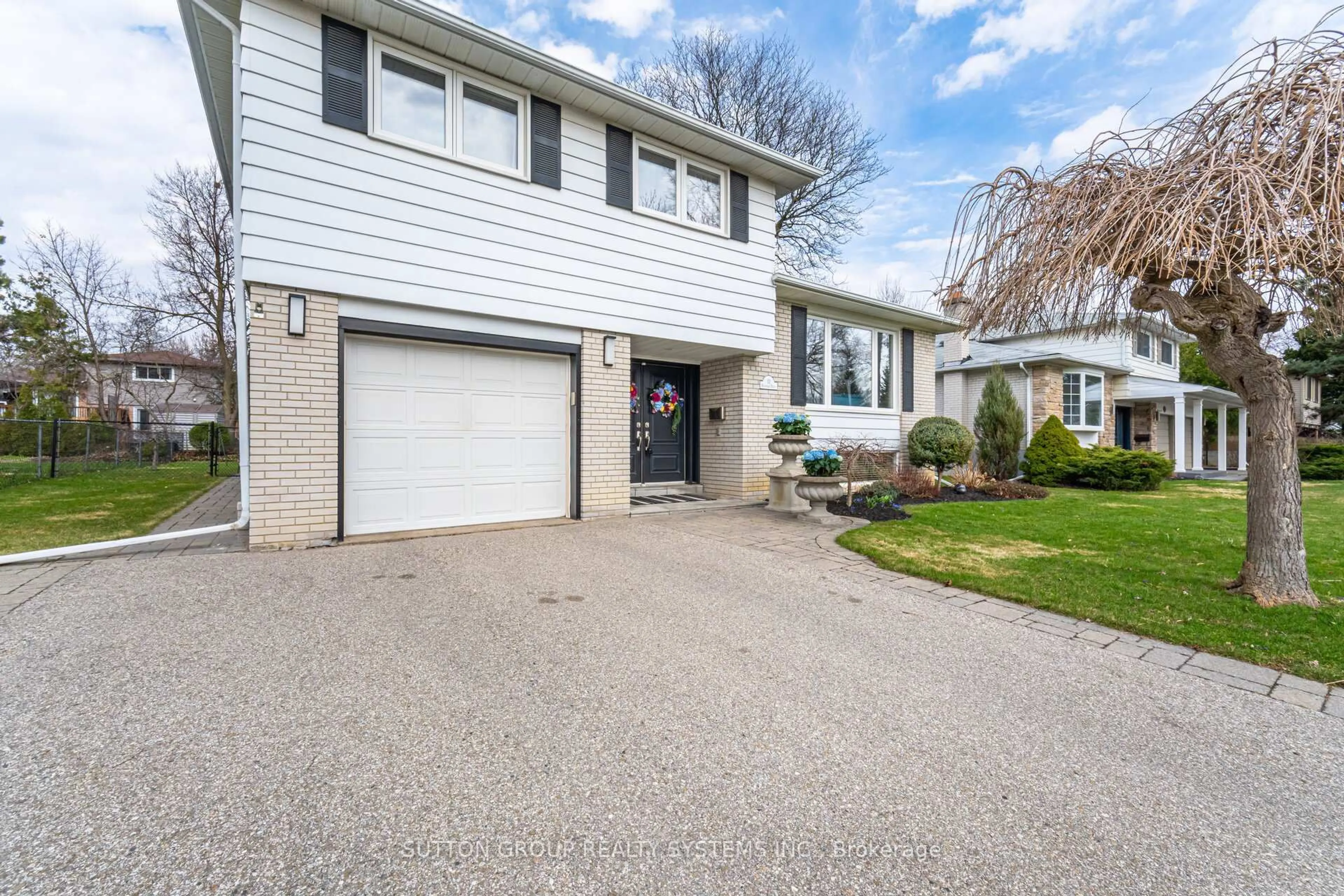Home with vinyl exterior material, street for 11 Richmond Dr, Brampton Ontario L6W 2E7