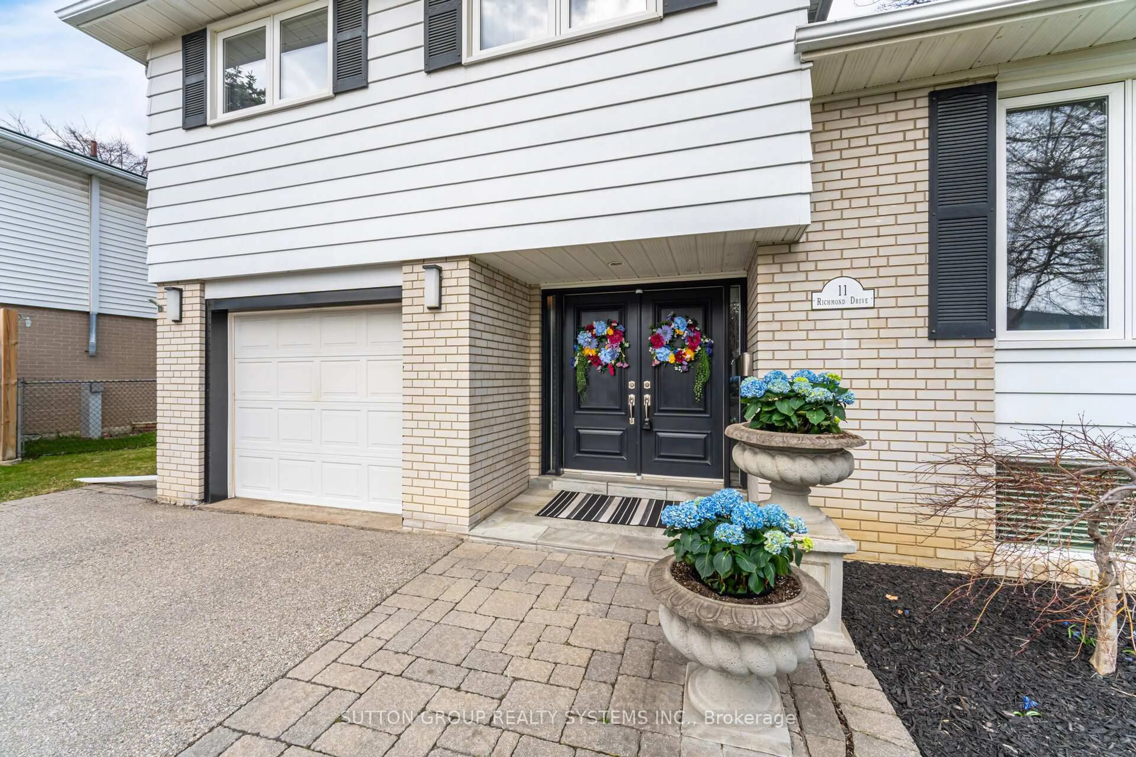 Unknown for 11 Richmond Dr, Brampton Ontario L6W 2E7