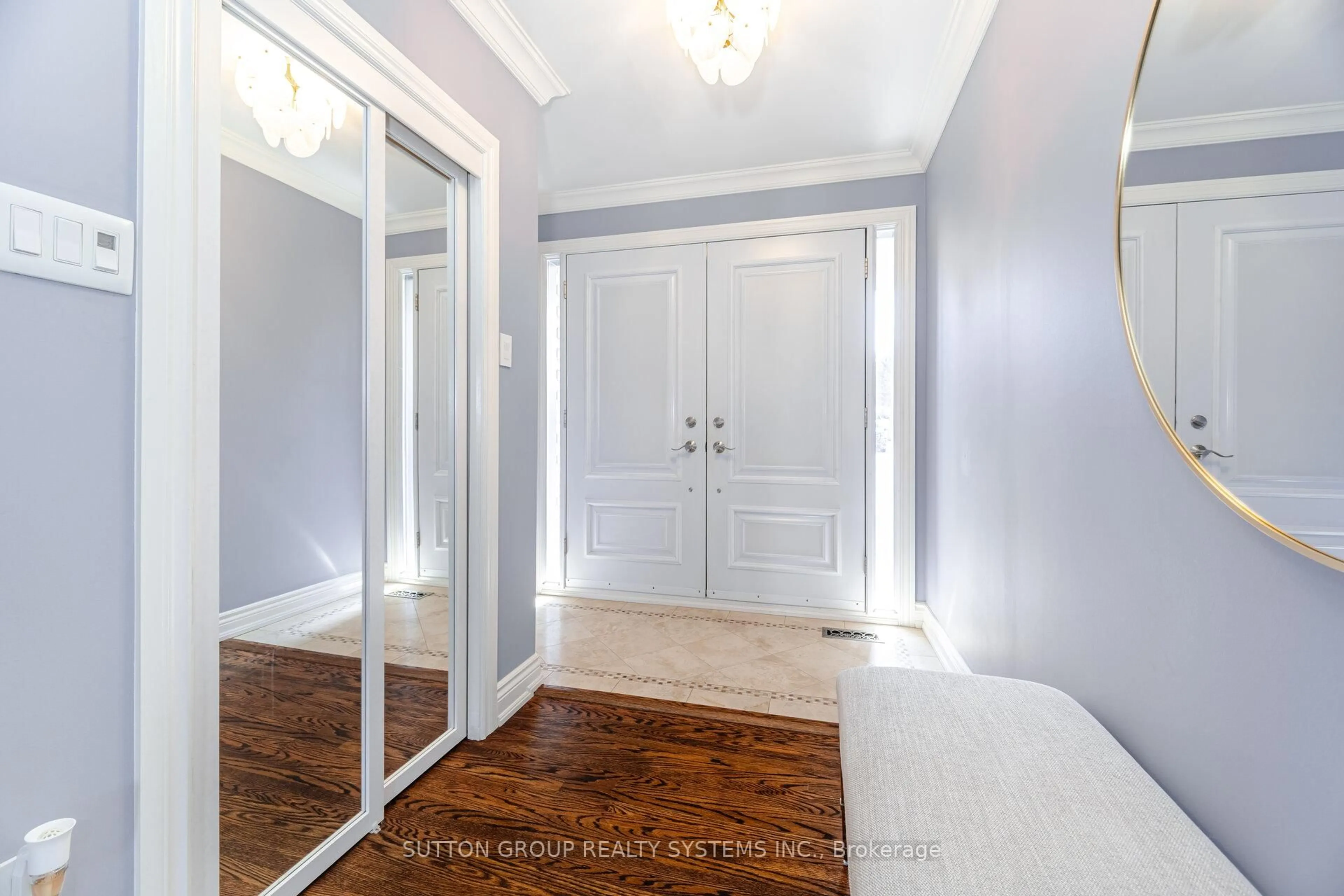 Indoor entryway for 11 Richmond Dr, Brampton Ontario L6W 2E7