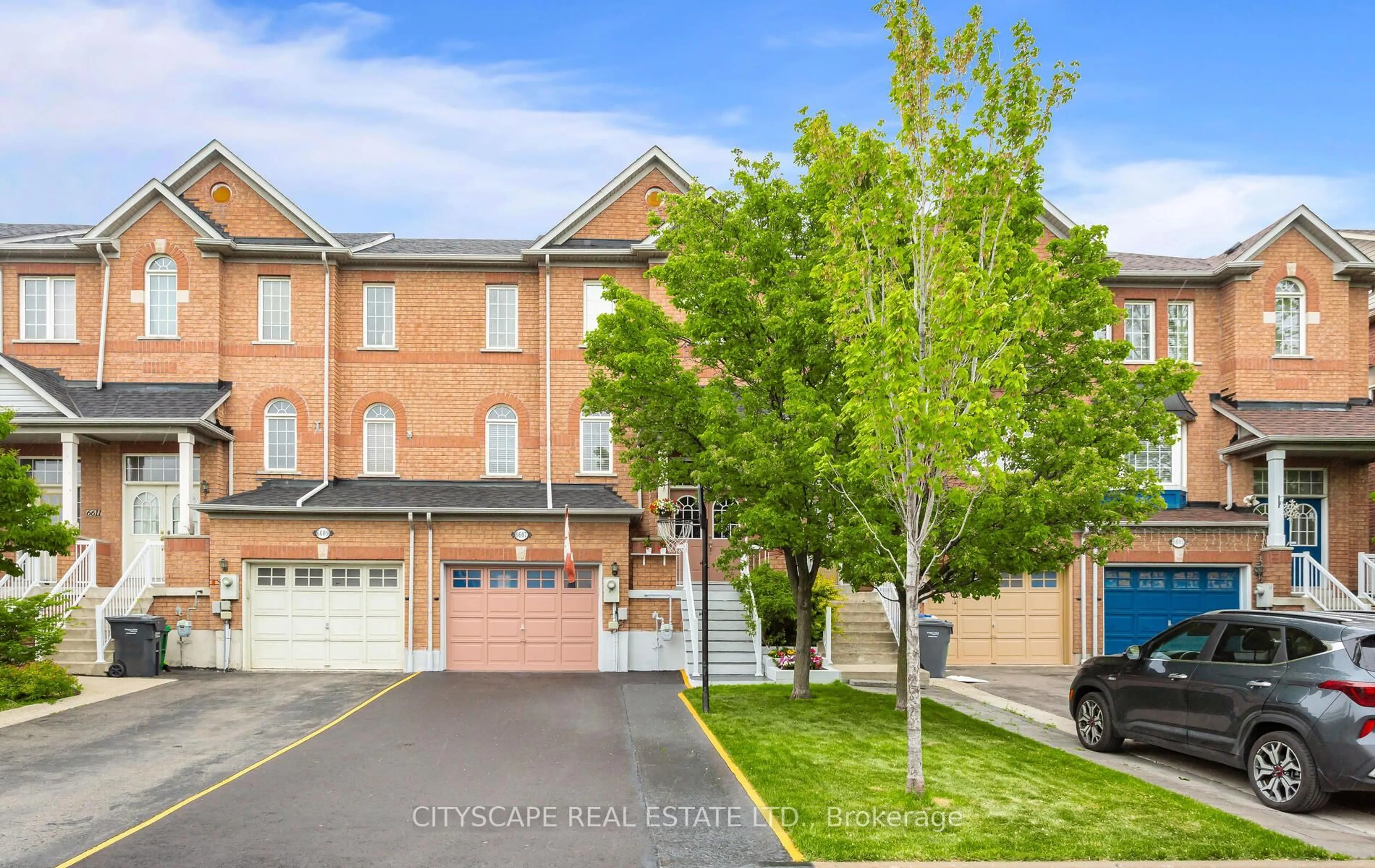 A pic from outside/outdoor area/front of a property/back of a property/a pic from drone, street for 6607 Jazzy Mews, Mississauga Ontario L5W 1S2