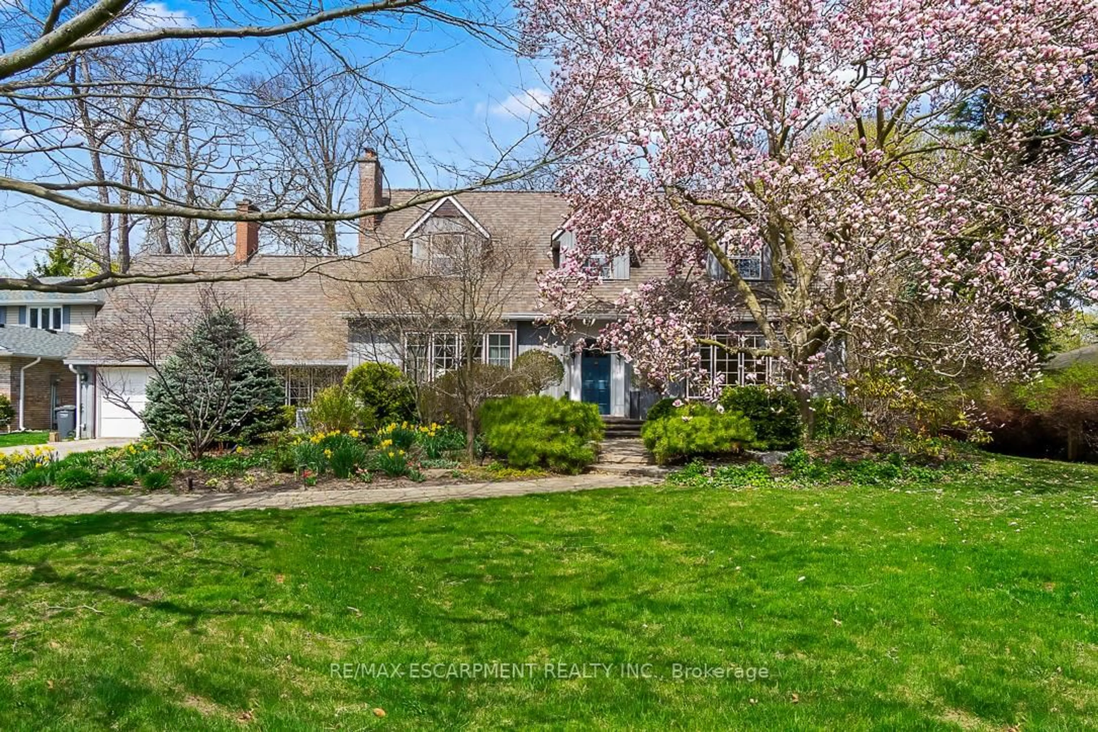 A pic from outside/outdoor area/front of a property/back of a property/a pic from drone, street for 1735 Sunningdale Bend, Mississauga Ontario L5J 1G1