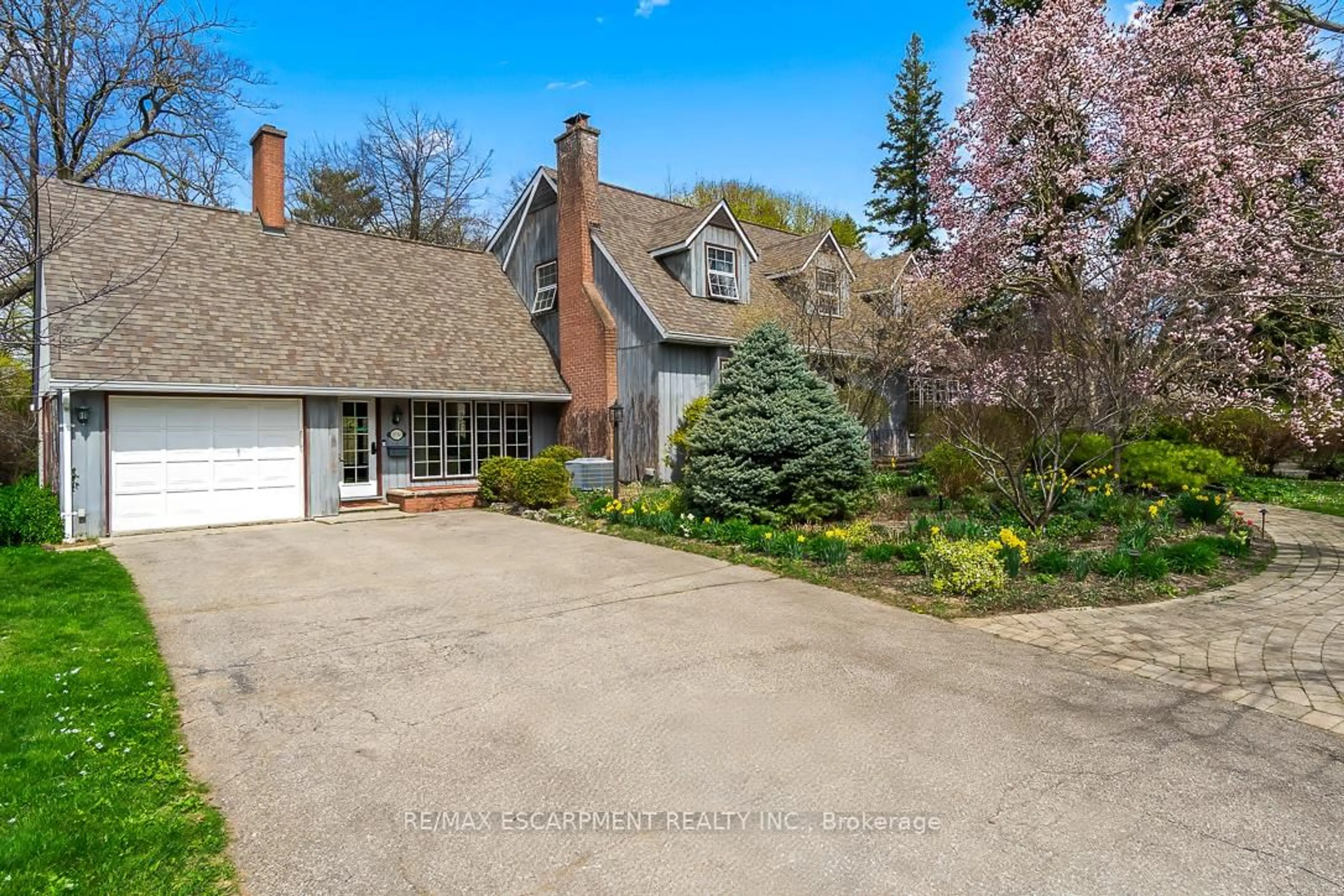 A pic from outside/outdoor area/front of a property/back of a property/a pic from drone, street for 1735 Sunningdale Bend, Mississauga Ontario L5J 1G1