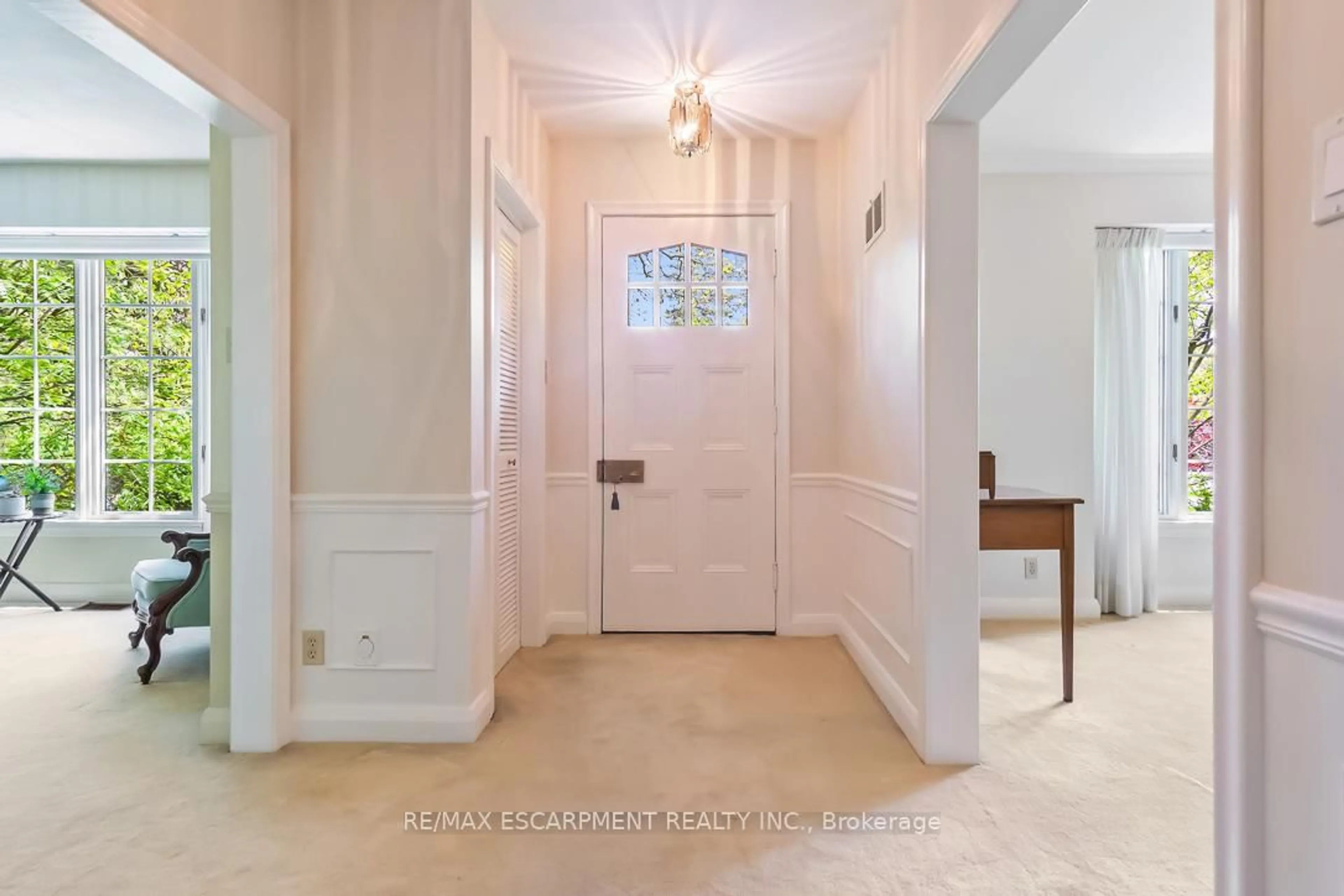 Indoor entryway for 1735 Sunningdale Bend, Mississauga Ontario L5J 1G1