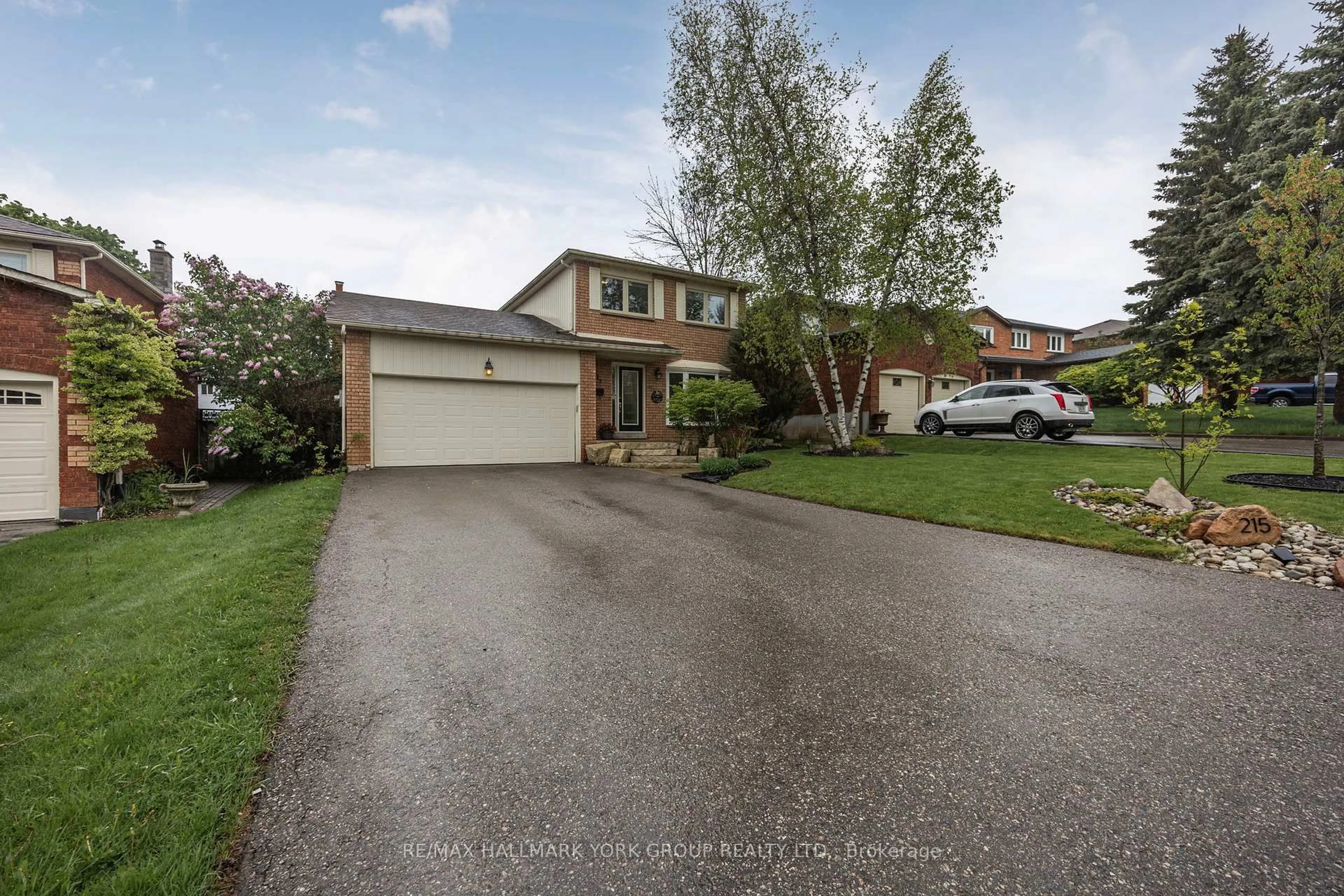 A pic from outside/outdoor area/front of a property/back of a property/a pic from drone, street for 215 Beechfield Cres, Orangeville Ontario L9W 4N2