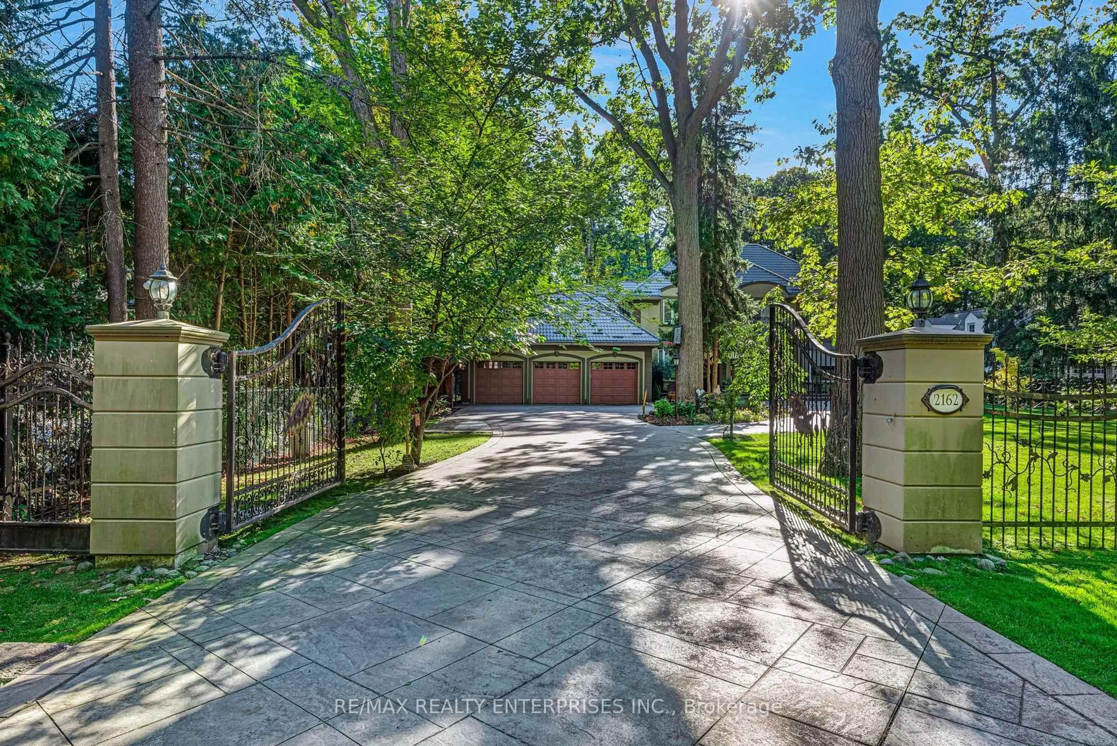 A pic from outside/outdoor area/front of a property/back of a property/a pic from drone, street for 2162 Parker Dr, Mississauga Ontario L5B 1W2