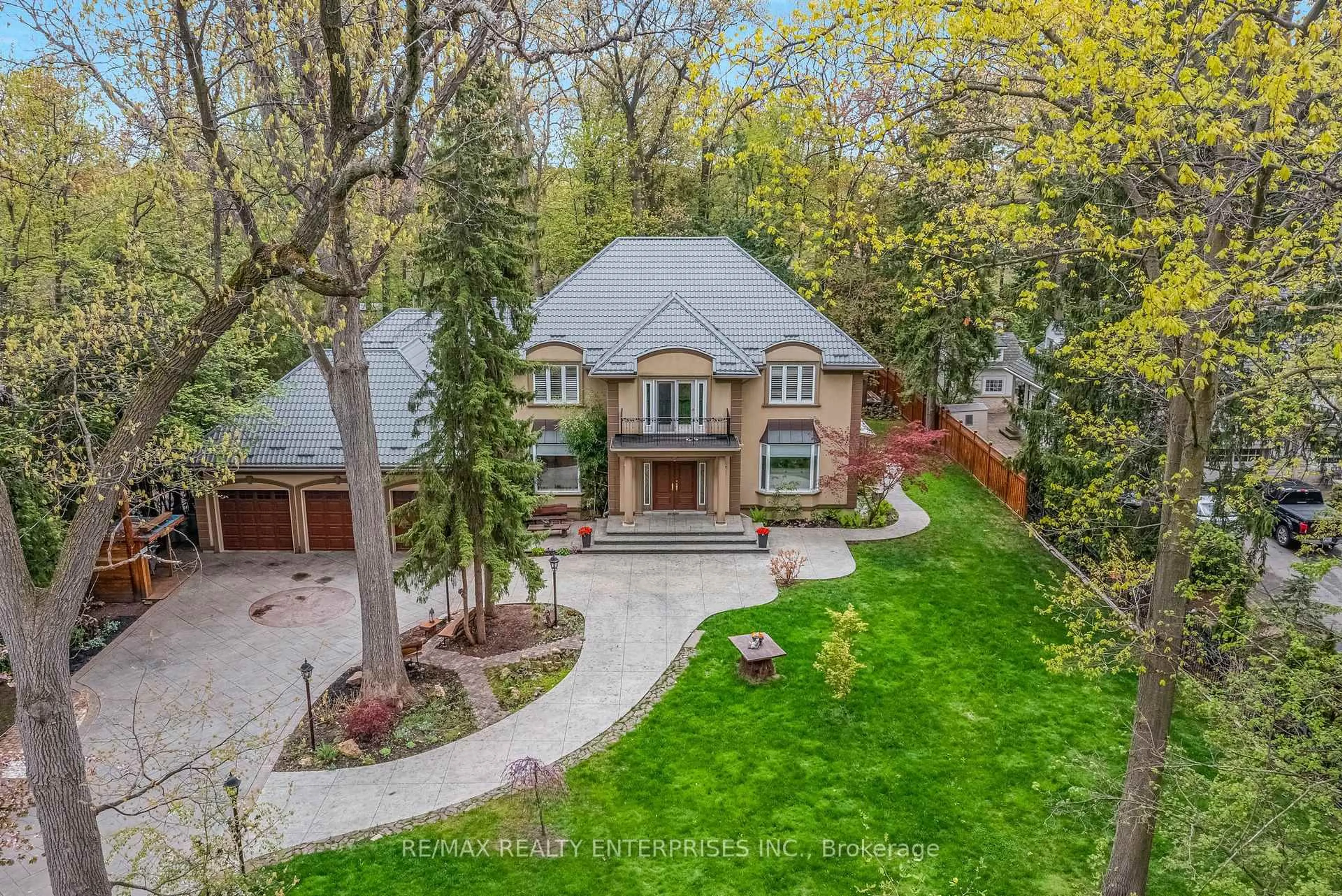 A pic from outside/outdoor area/front of a property/back of a property/a pic from drone, street for 2162 Parker Dr, Mississauga Ontario L5B 1W2