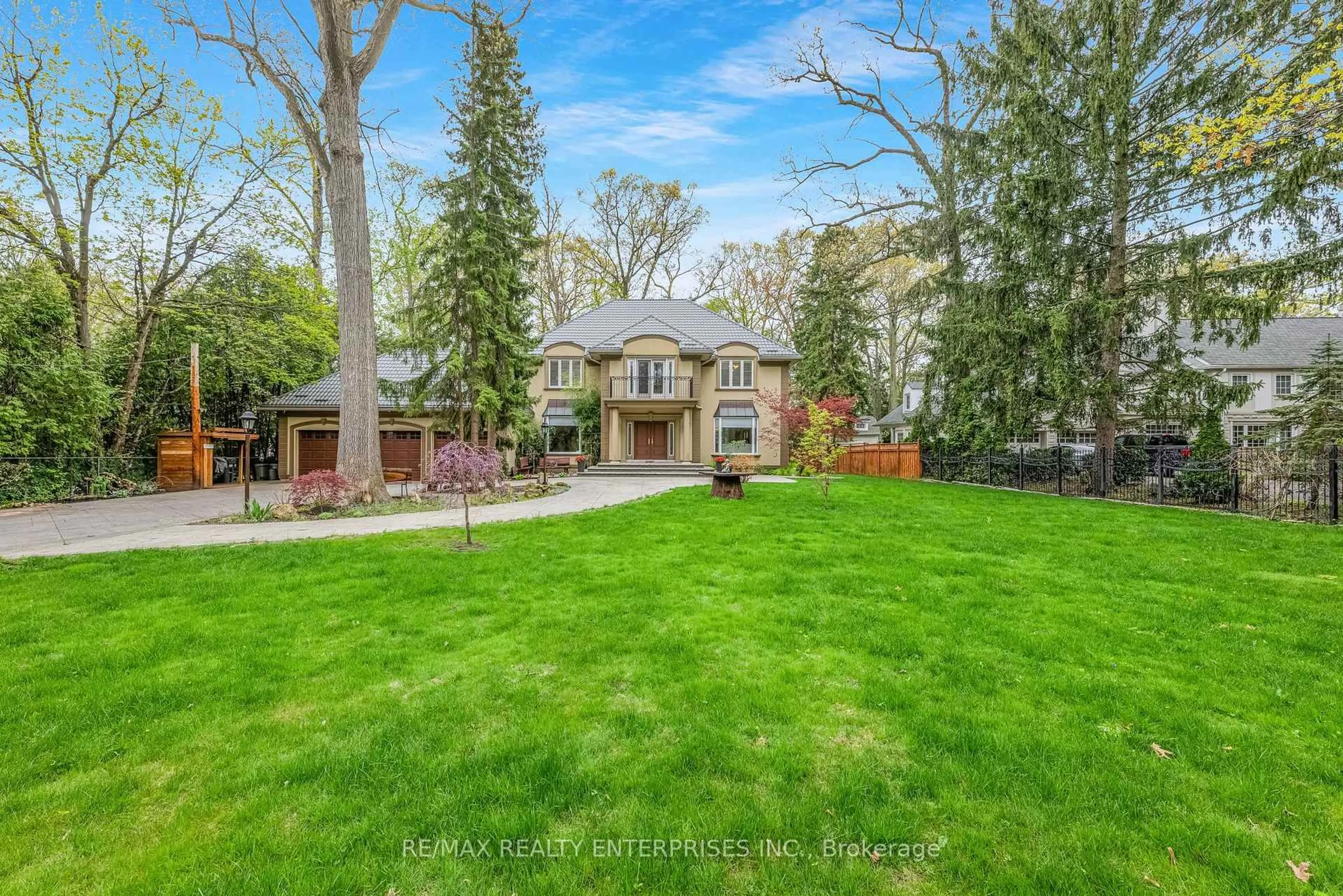 A pic from outside/outdoor area/front of a property/back of a property/a pic from drone, street for 2162 Parker Dr, Mississauga Ontario L5B 1W2