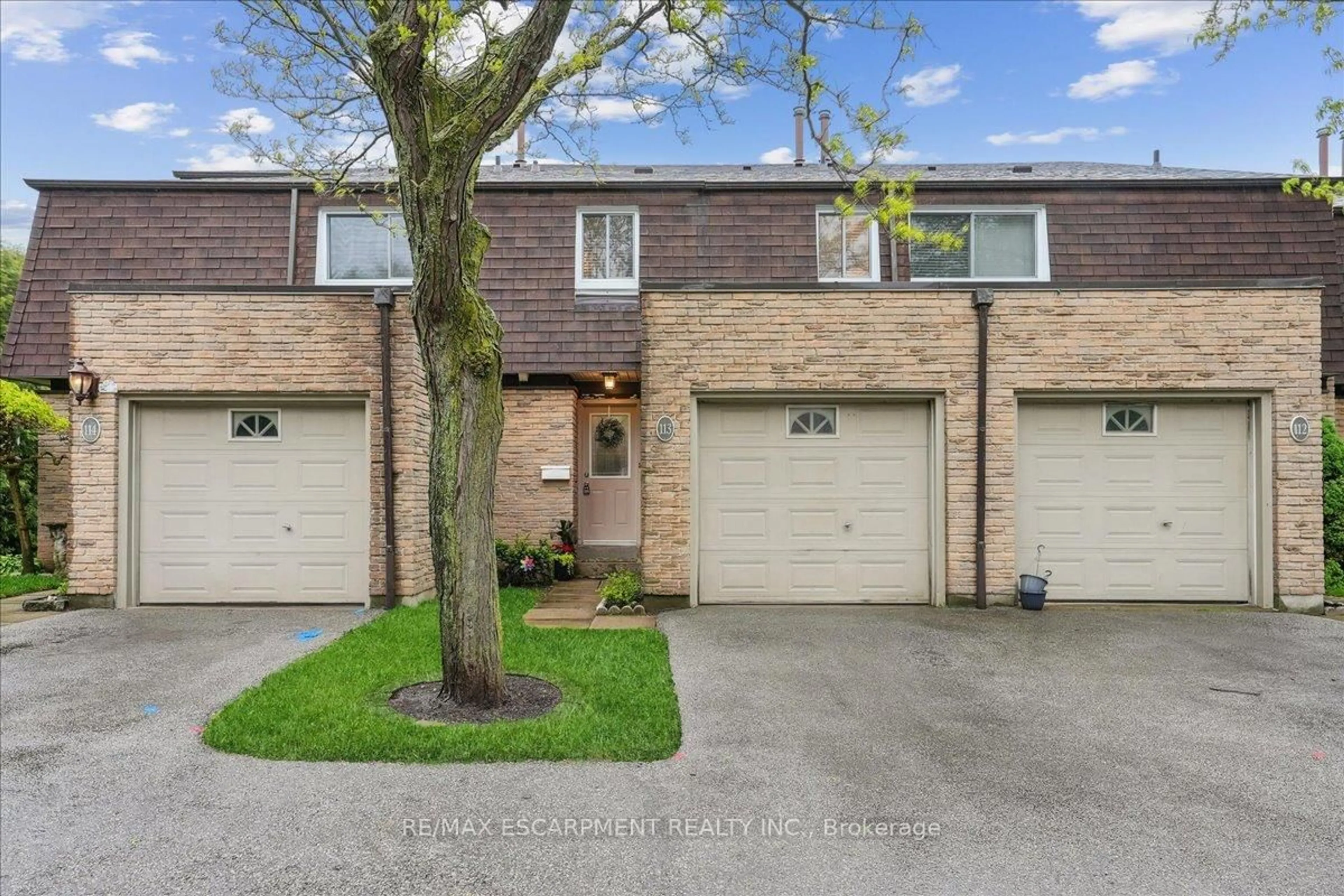 A pic from outside/outdoor area/front of a property/back of a property/a pic from drone, street for 680 Regency Crt #113, Burlington Ontario L7N 3L9