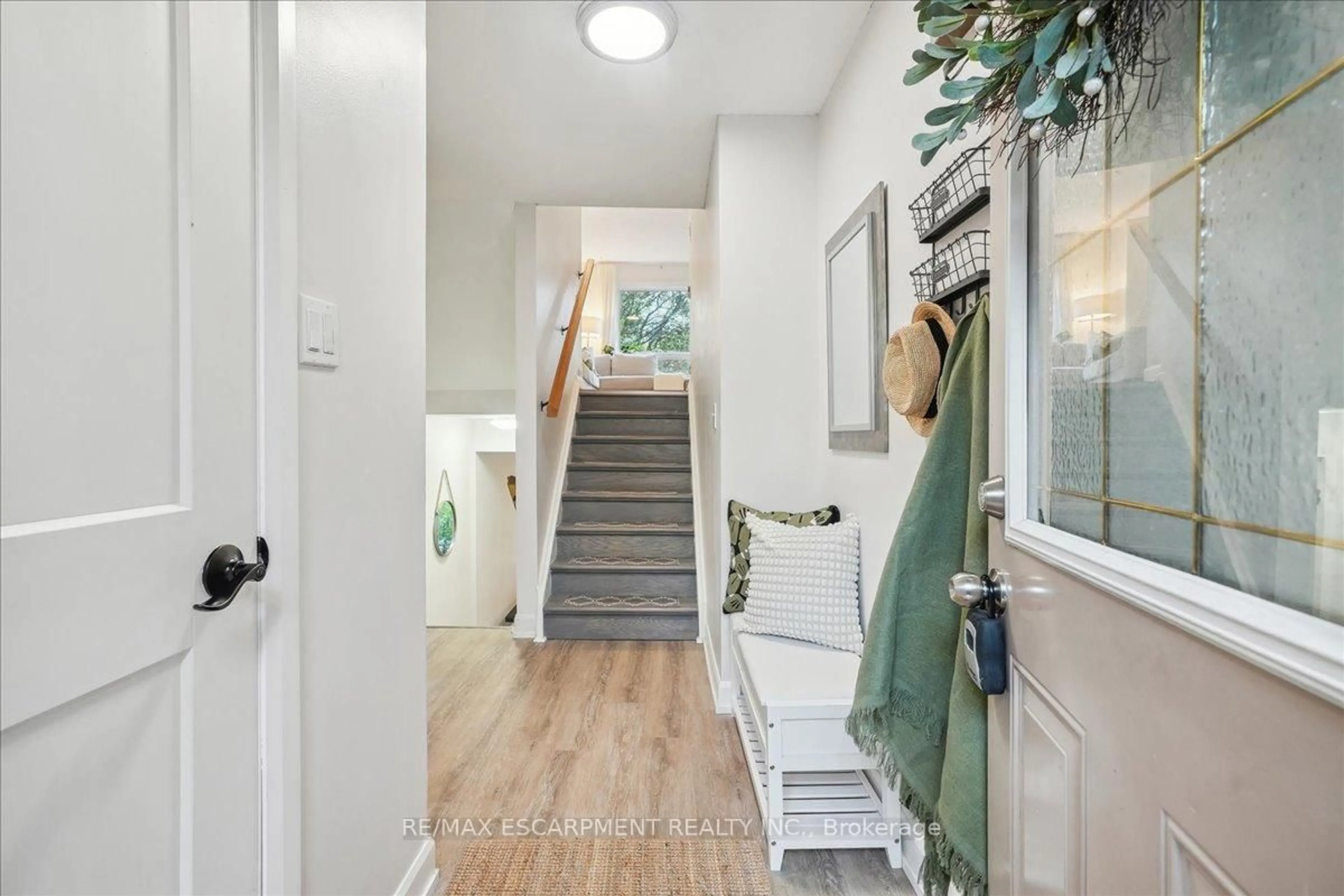 Indoor entryway for 680 Regency Crt #113, Burlington Ontario L7N 3L9