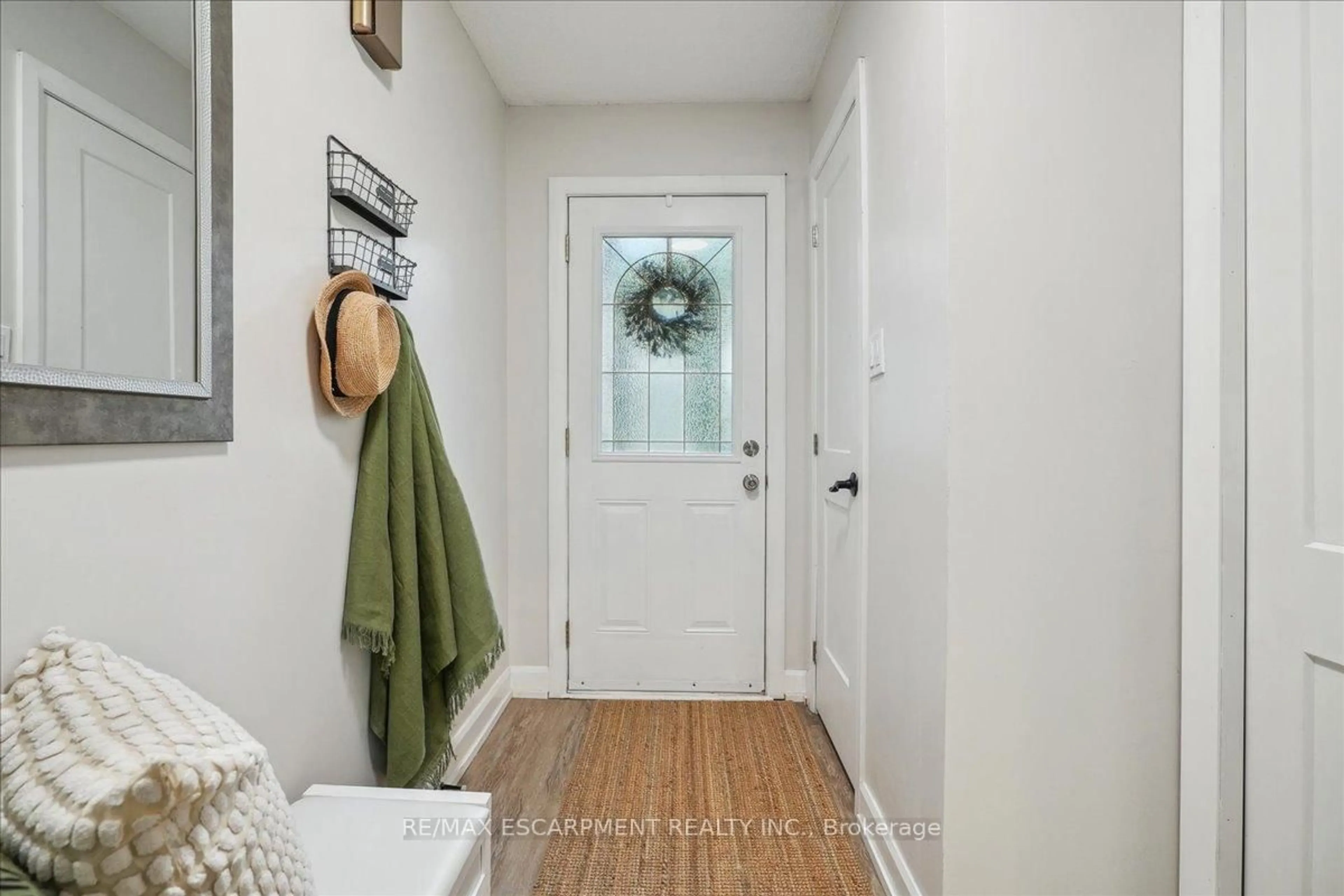 Indoor entryway for 680 Regency Crt #113, Burlington Ontario L7N 3L9