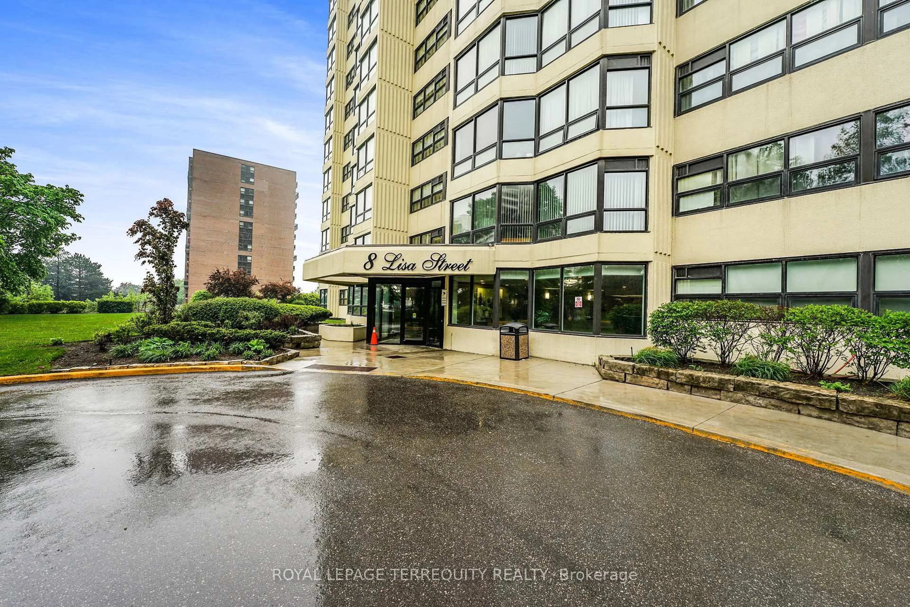 Indoor foyer for 8 Lisa St #1702, Brampton Ontario L6T 4S6