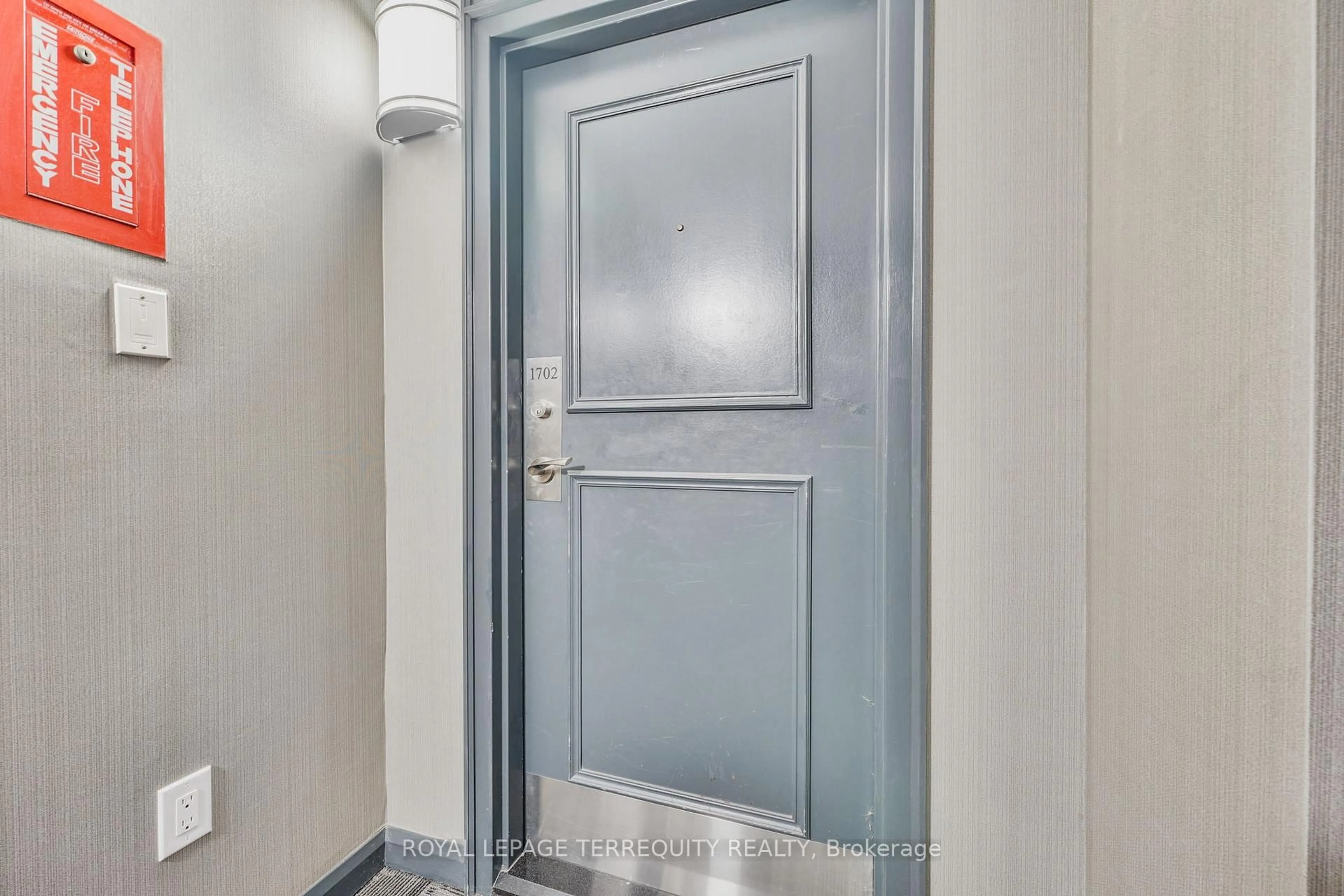 Indoor entryway for 8 Lisa St #1702, Brampton Ontario L6T 4S6
