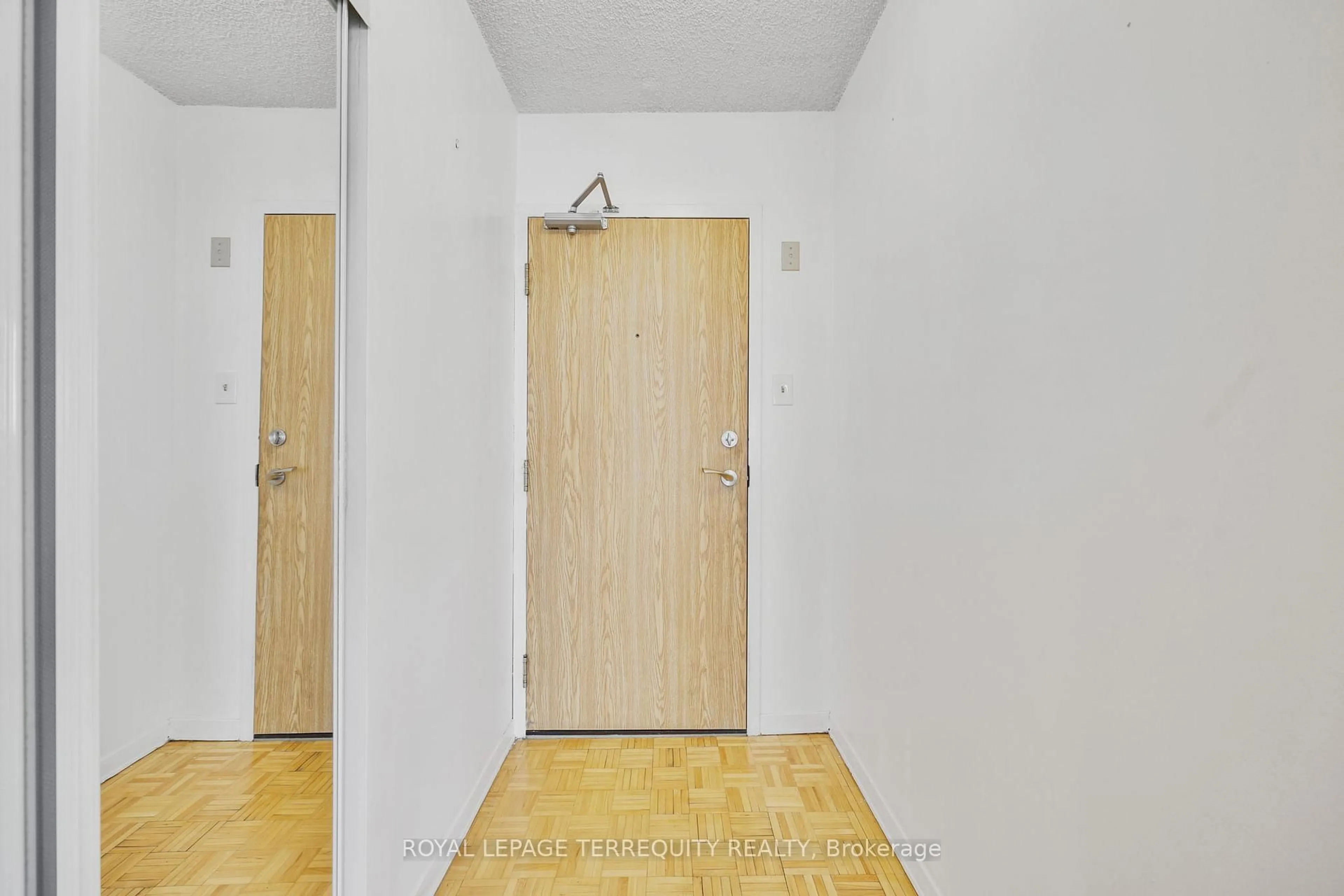 Indoor foyer for 8 Lisa St #1702, Brampton Ontario L6T 4S6
