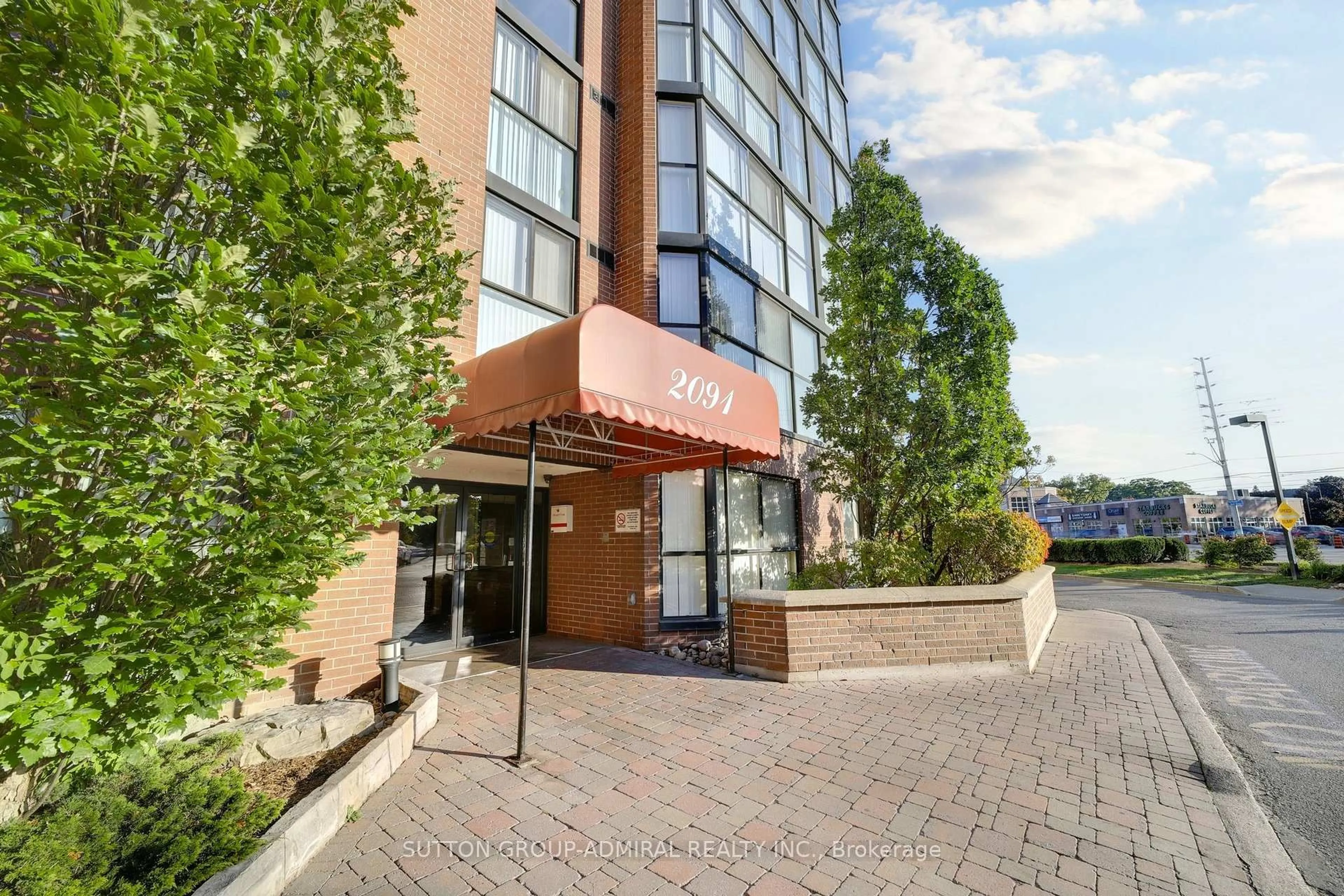 Patio, building for 2091 Hurontario St #706, Mississauga Ontario L5A 4E6