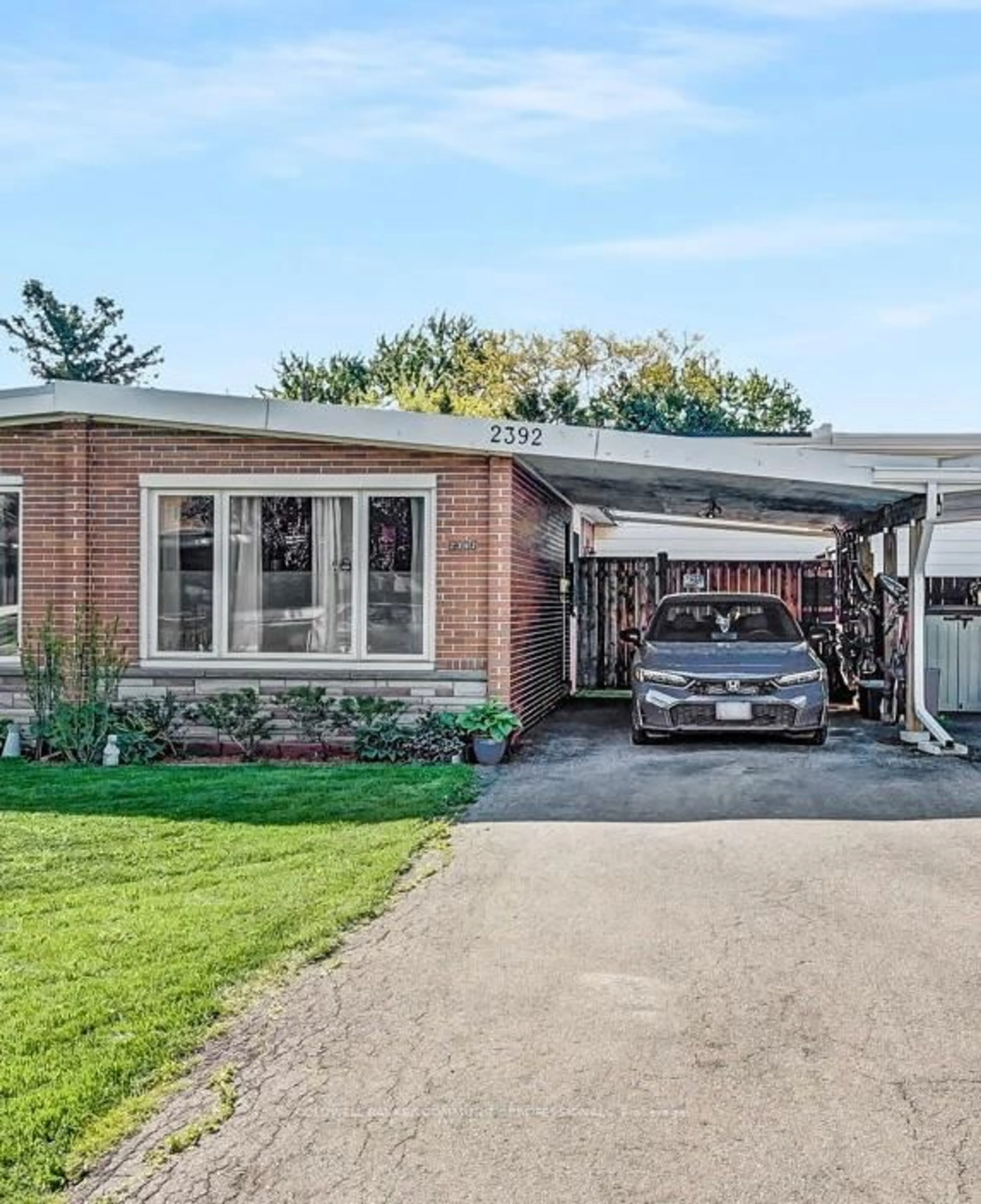 Home with brick exterior material, street for 2392 Mountainside Dr, Burlington Ontario L7P 1C5