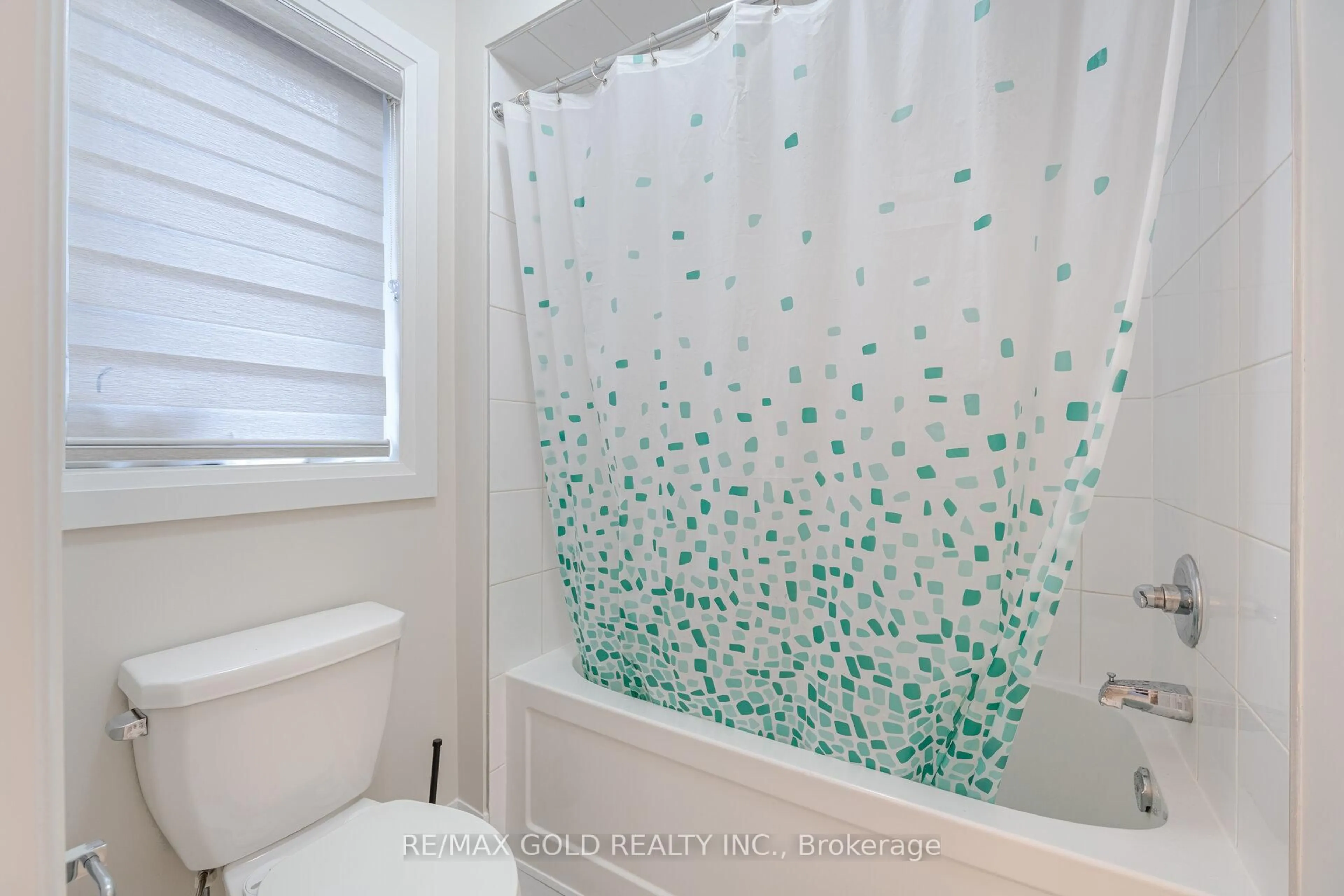 Standard bathroom, unknown for 50 Donald Stewart Rd, Brampton Ontario L7A 5J1