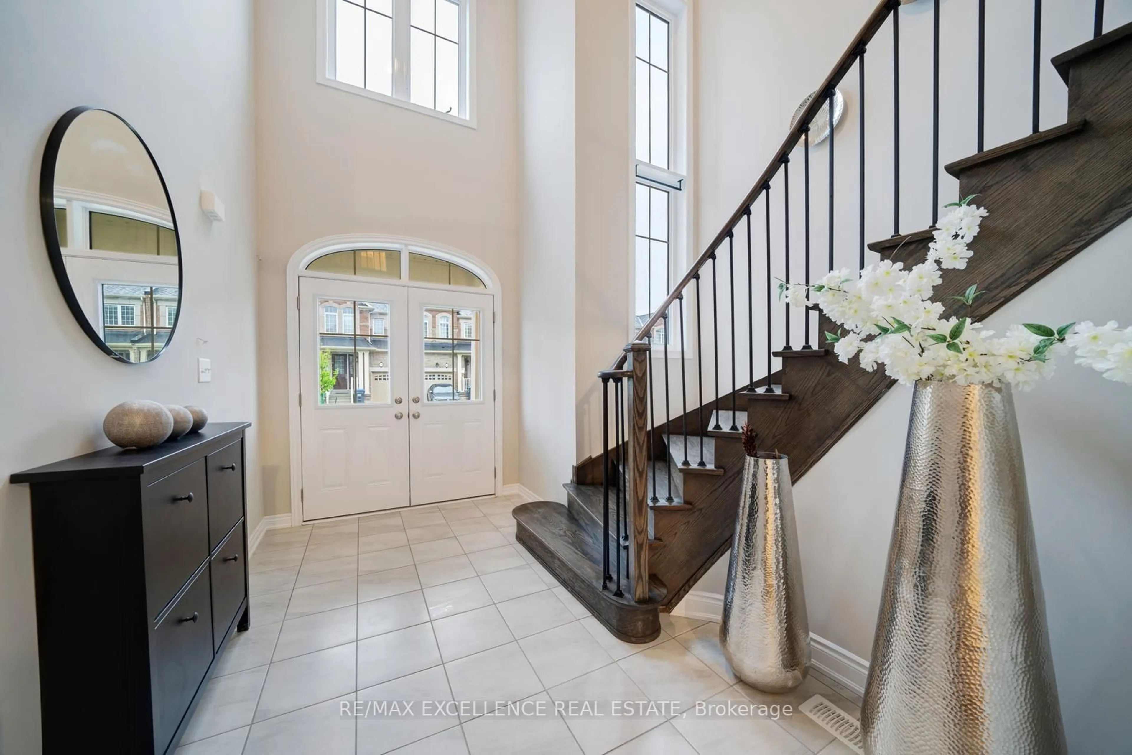 Indoor foyer for 11 Gosset Rd, Brampton Ontario L7A 5J9