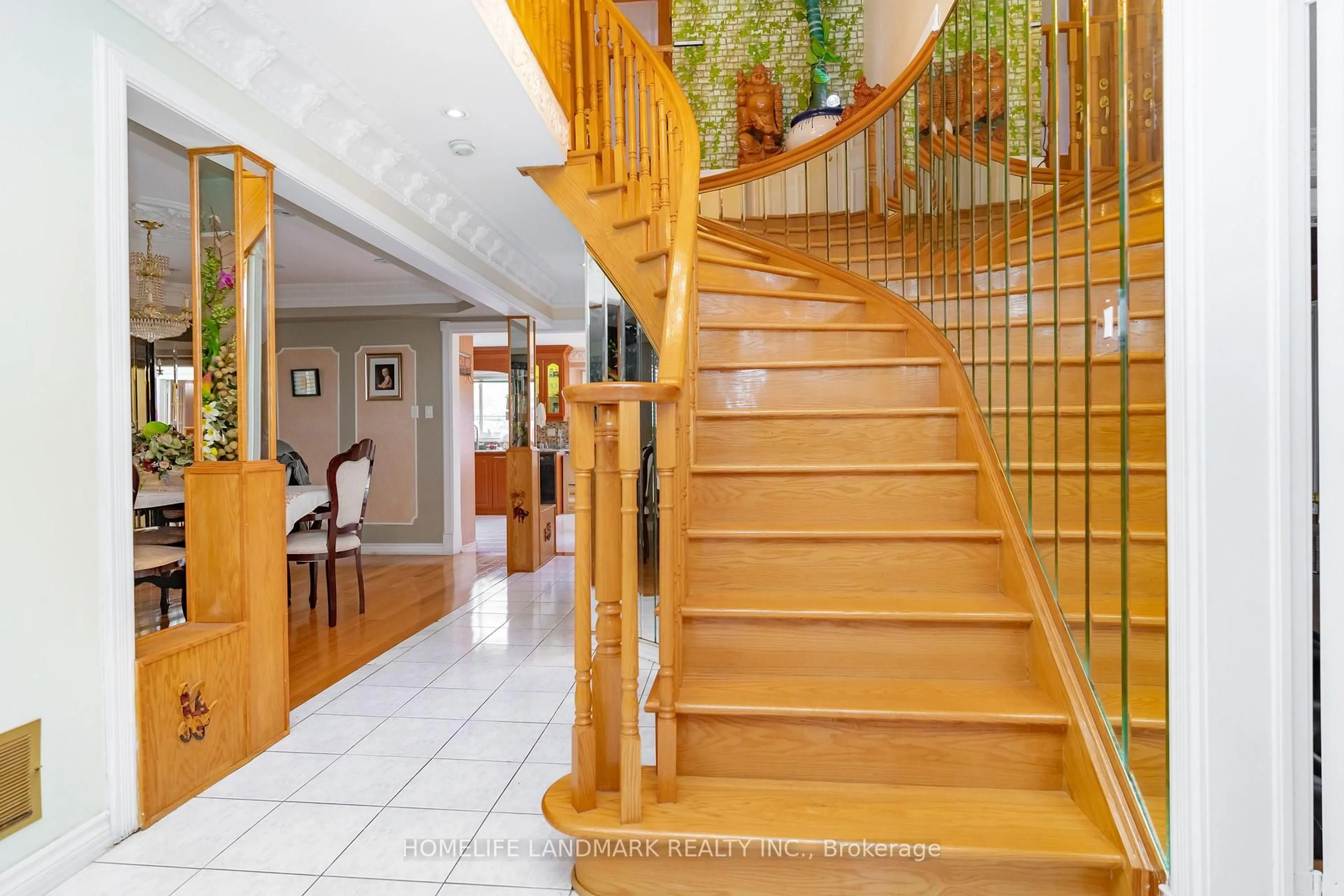 Indoor foyer for 3211 Bloomfield Dr, Mississauga Ontario L5N 6V2
