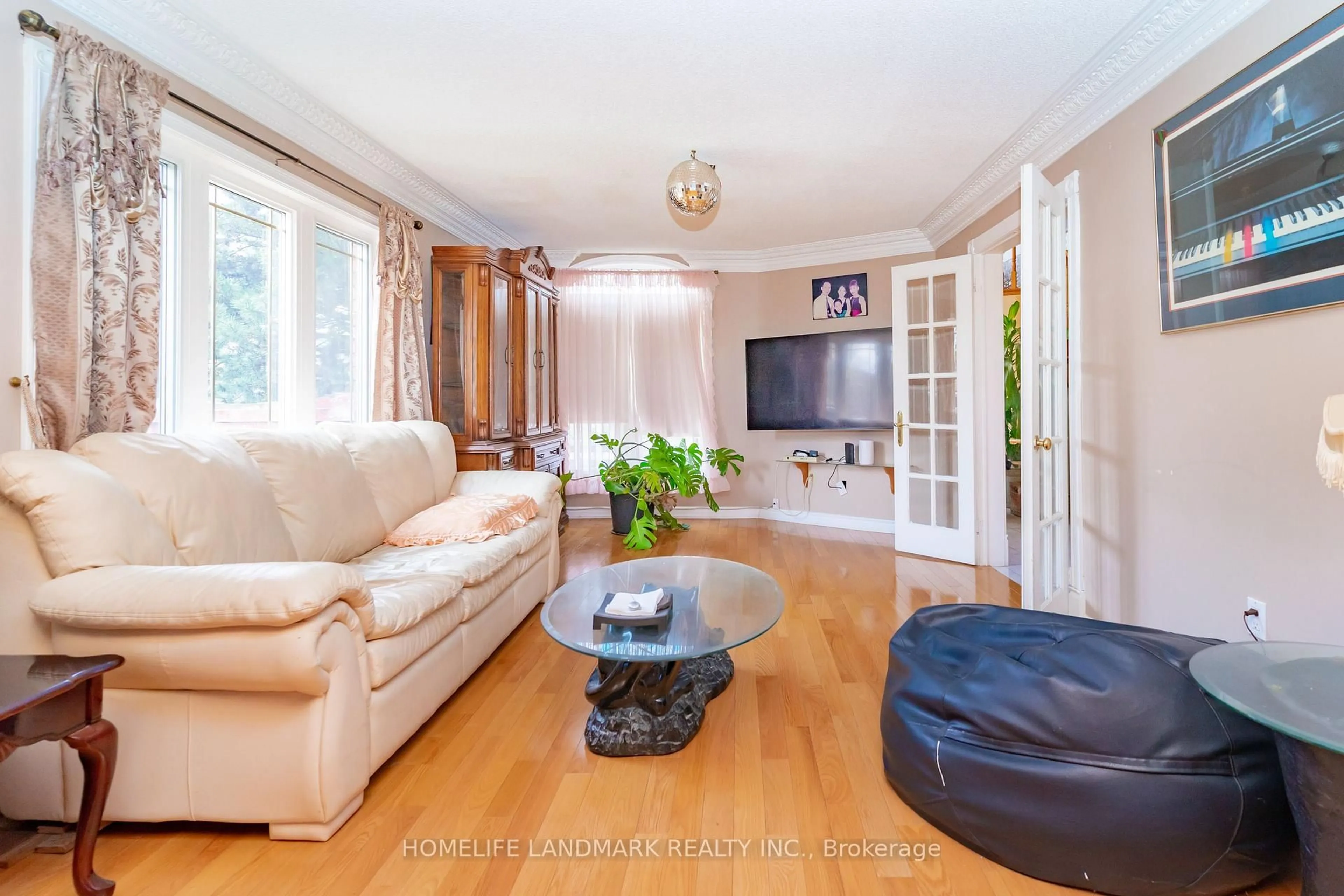 Living room with furniture, wood/laminate floor for 3211 Bloomfield Dr, Mississauga Ontario L5N 6V2