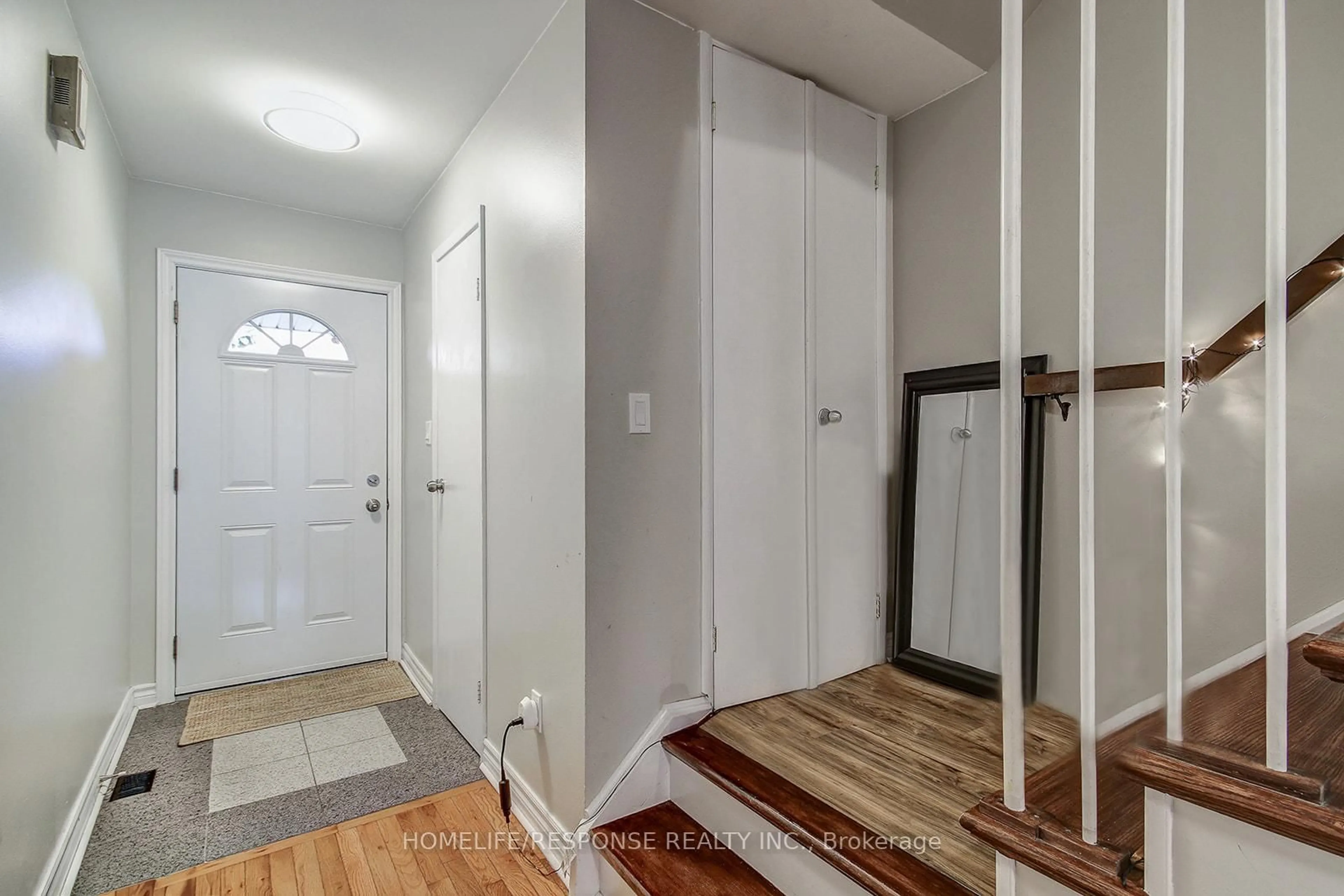Indoor entryway for 2120 RATHBURN Rd #150, Mississauga Ontario L4W 2S8