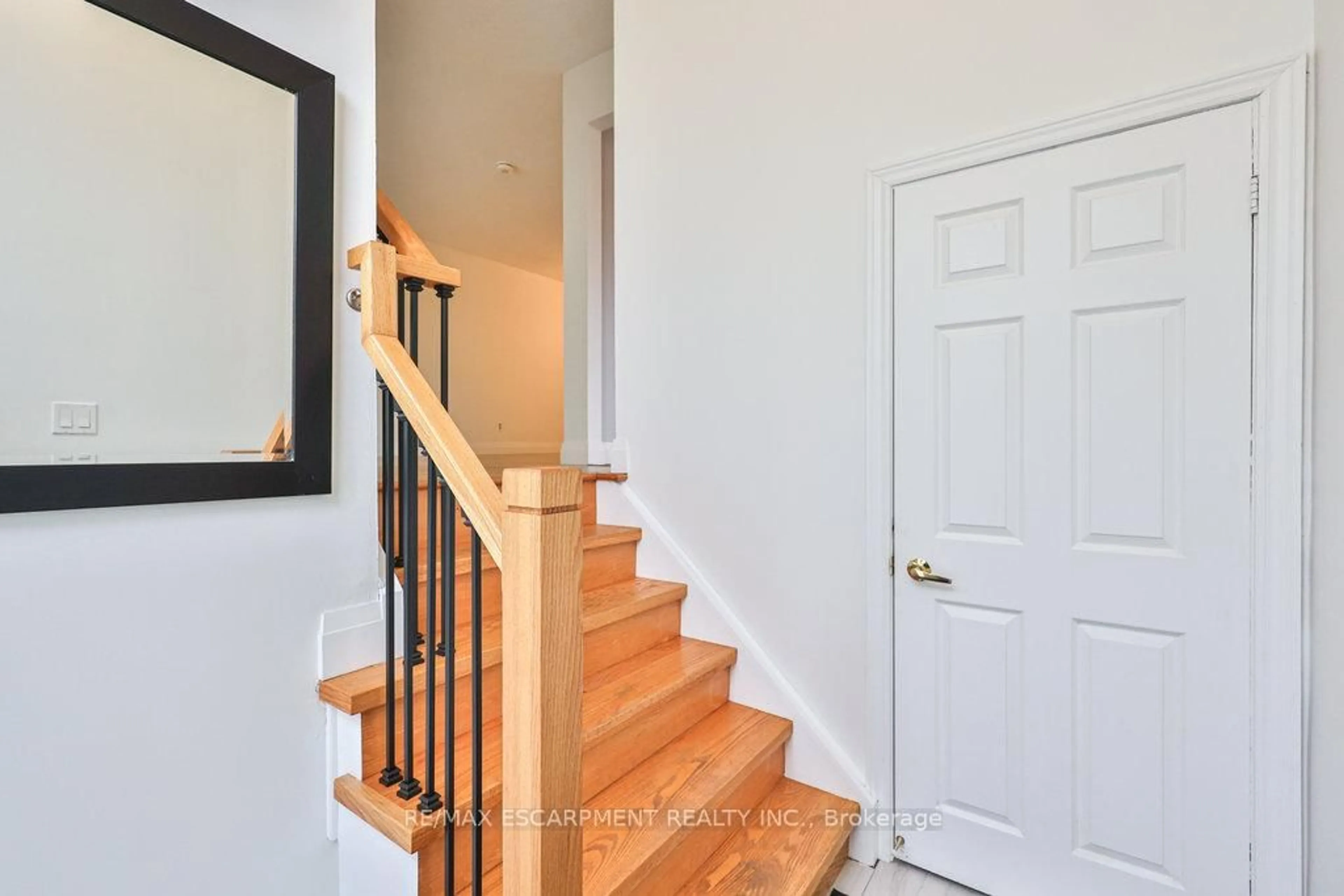 Indoor entryway for 19 Deerpark Cres, Brampton Ontario L6X 2T6