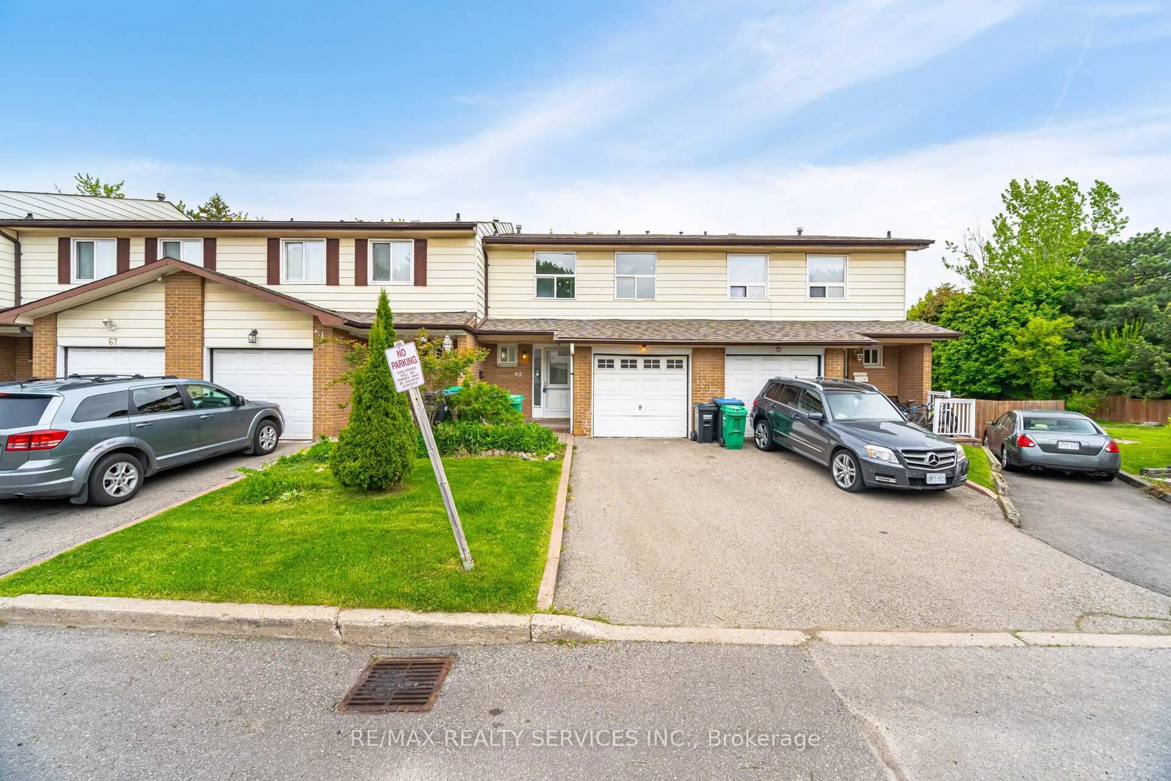 A pic from outside/outdoor area/front of a property/back of a property/a pic from drone, street for 3525 Brandon Gate Dr #65, Mississauga Ontario L4T 3M3