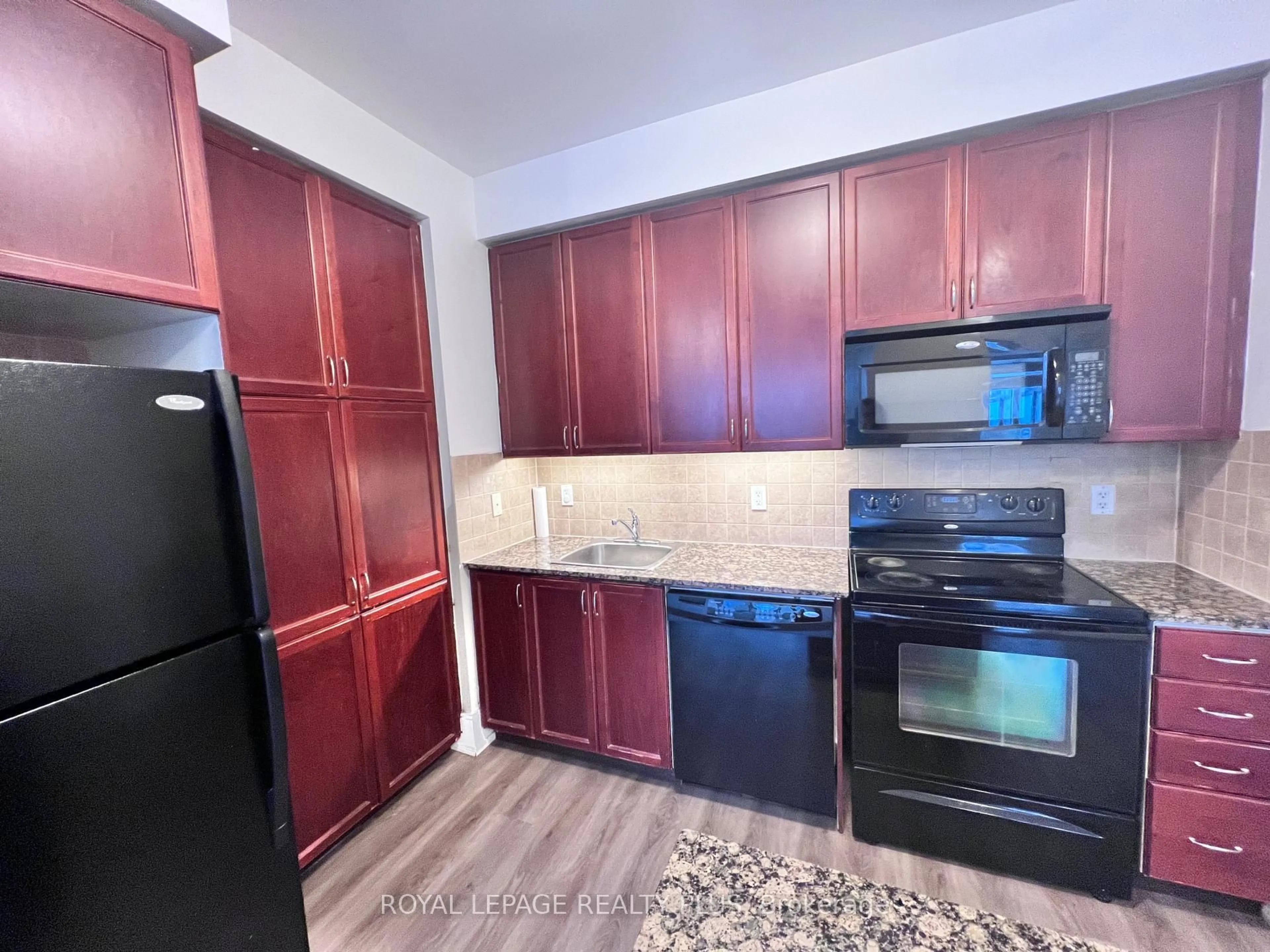 Standard kitchen, unknown for 330 Burnhamthorpe Rd #304, Mississauga Ontario L5B 0E1