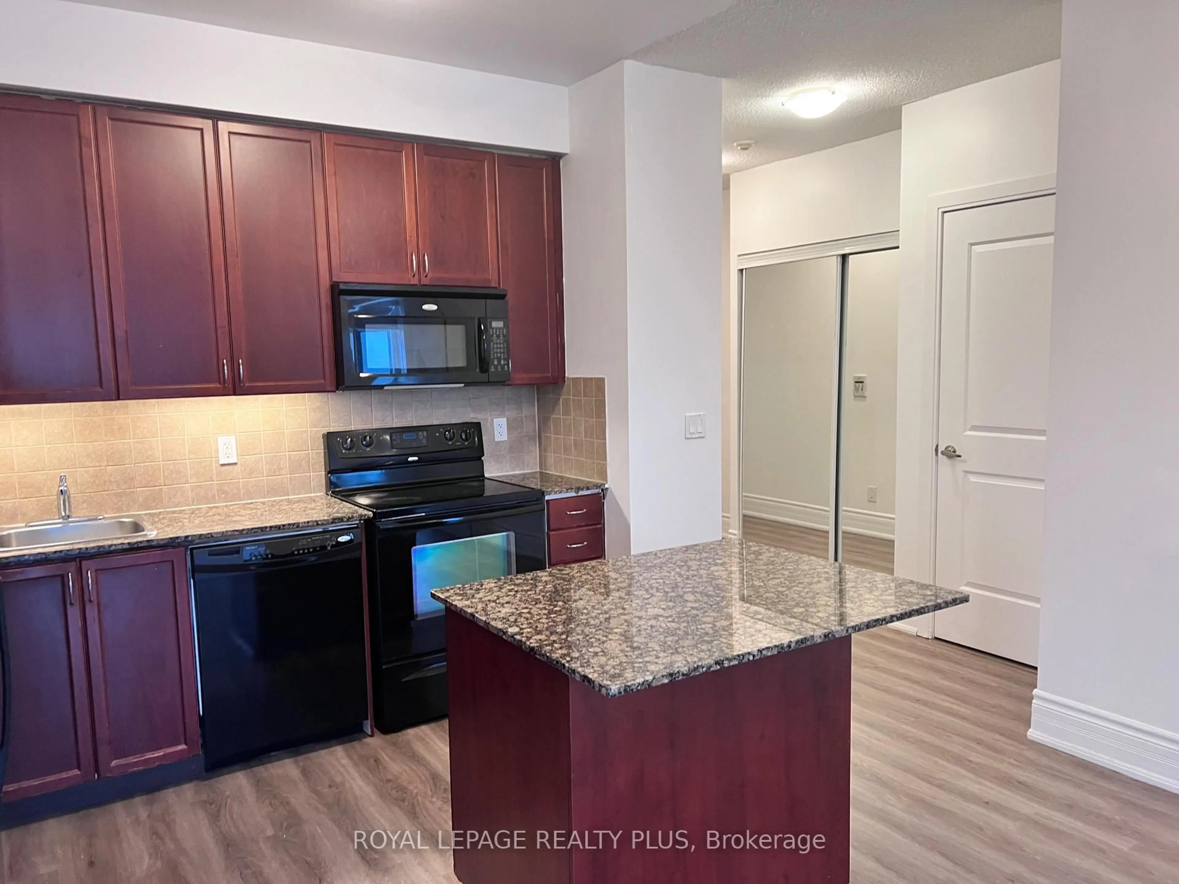 Standard kitchen, unknown for 330 Burnhamthorpe Rd #304, Mississauga Ontario L5B 0E1