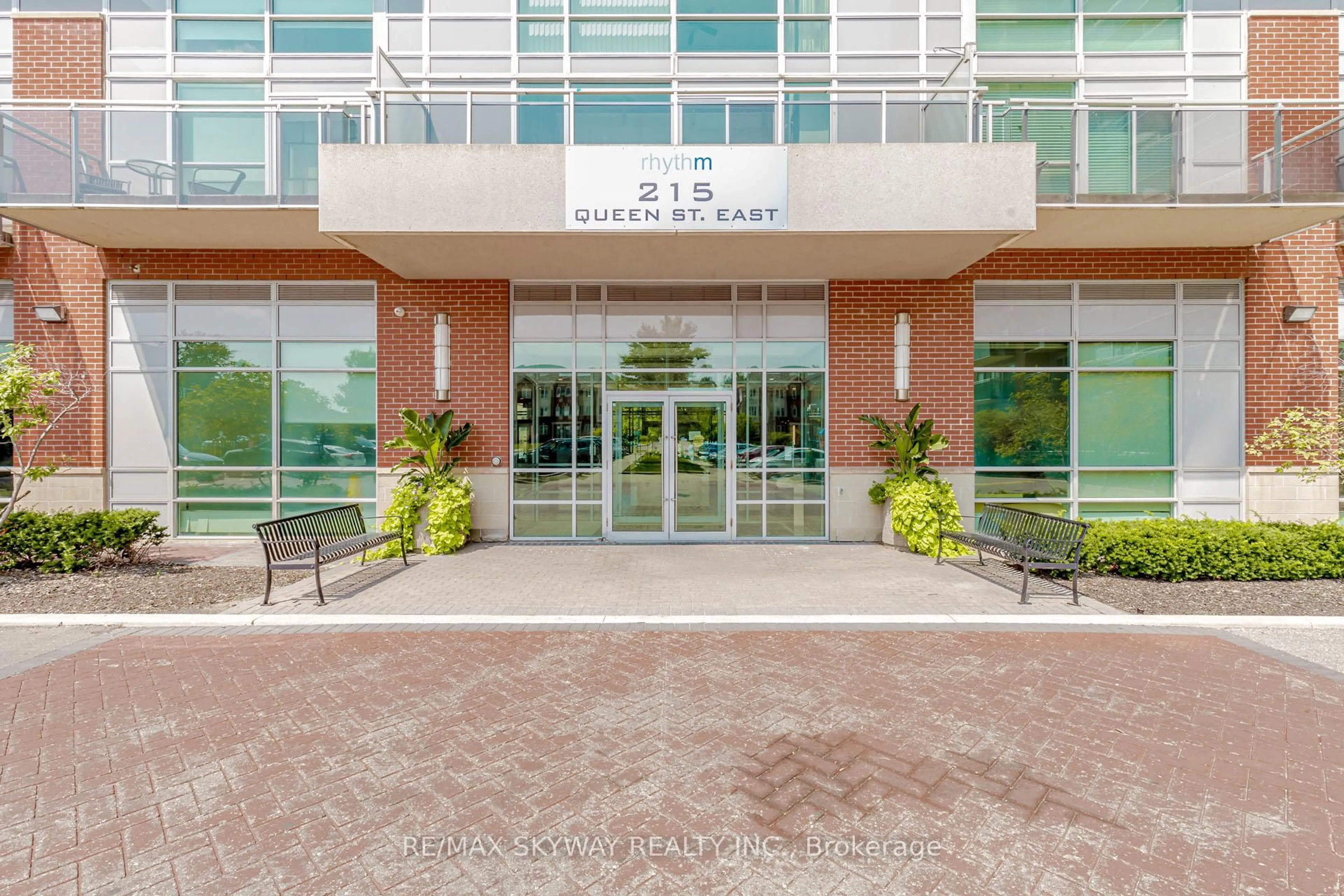 Indoor foyer for 215 Queen St #403, Brampton Ontario L6W 0A9